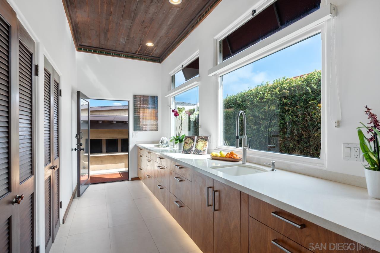 Detail Gallery Image 6 of 24 For 1728  West Lewis, San Diego,  CA 92103 - 6 Beds | 4/1 Baths