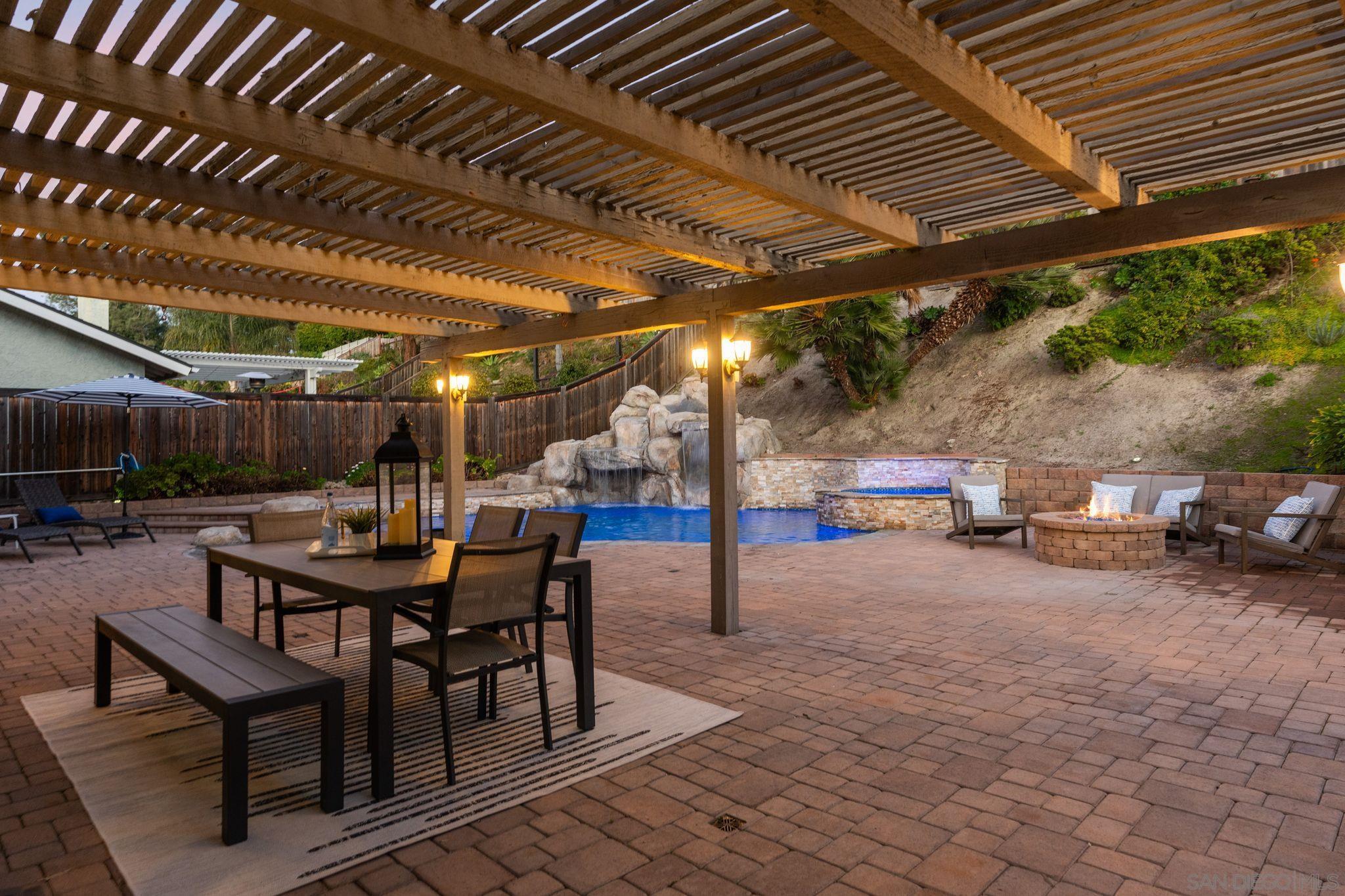 Detail Gallery Image 8 of 67 For 3576  Normandy, Oceanside,  CA 92056 - 5 Beds | 3 Baths