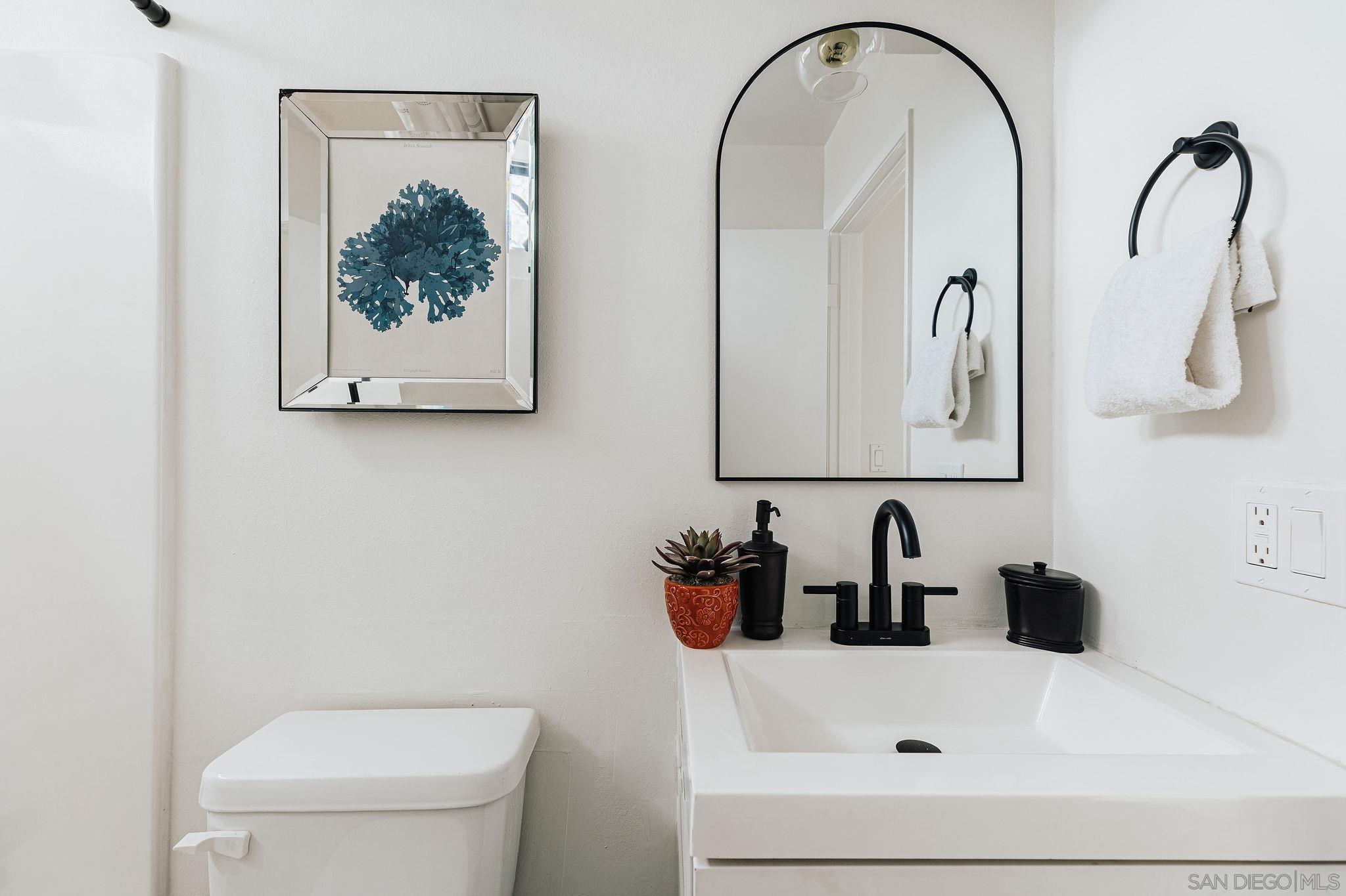 Detail Gallery Image 6 of 50 For 4652  Don Lorenzo Dr  a,  Los Angeles,  CA 90008 - 3 Beds | 3 Baths