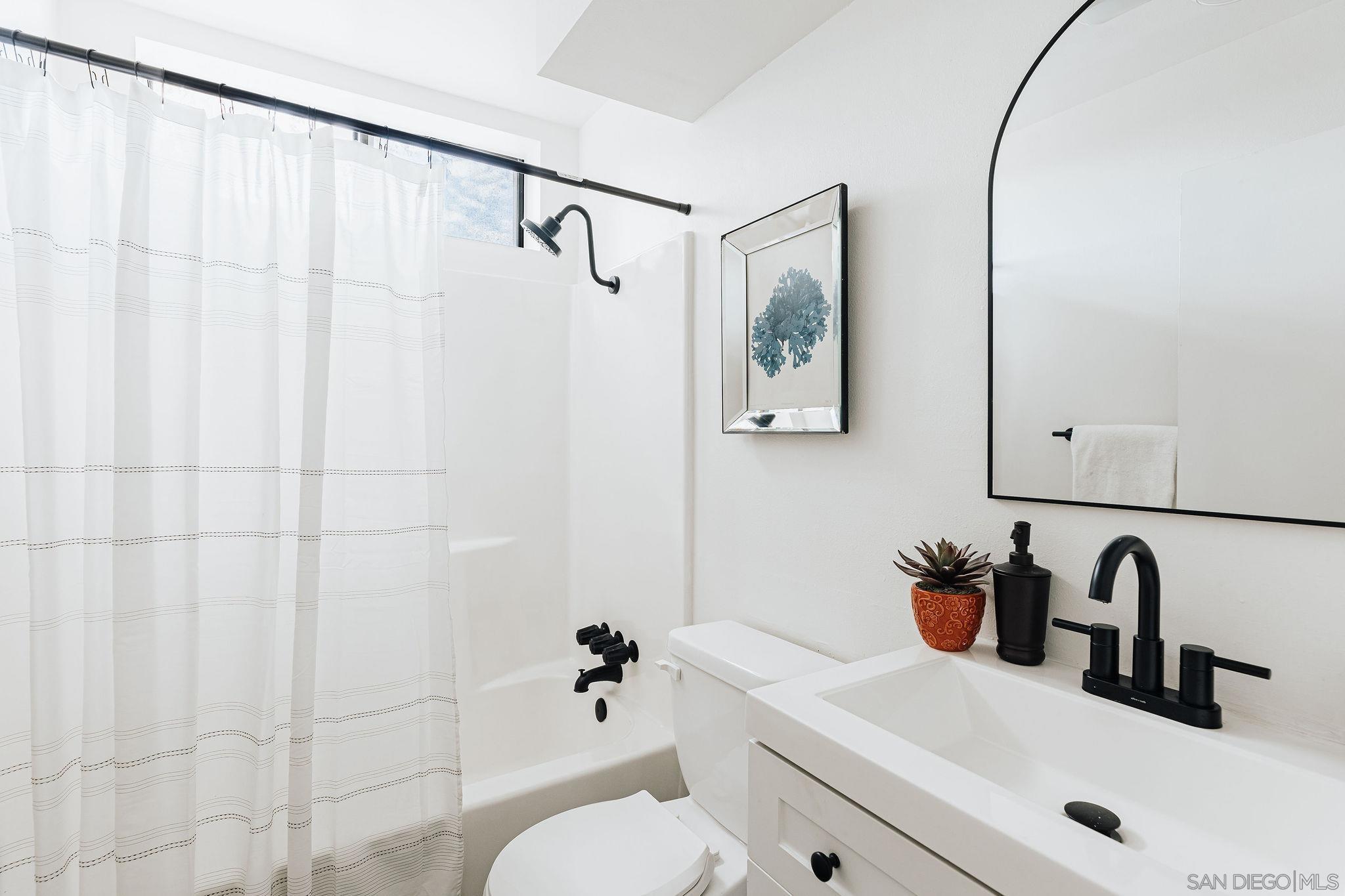 Detail Gallery Image 8 of 50 For 4652  Don Lorenzo Dr  a,  Los Angeles,  CA 90008 - 3 Beds | 3 Baths