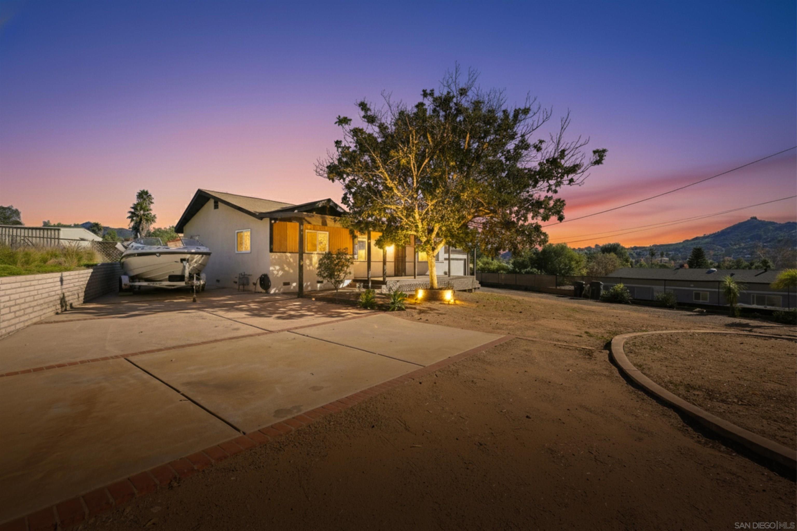 Detail Gallery Image 4 of 29 For 612  Momar Lane, Escondido,  CA 92027 - 4 Beds | 2 Baths