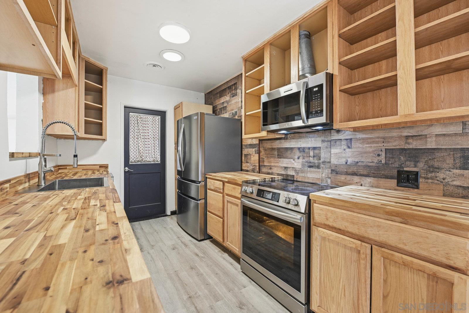 Detail Gallery Image 9 of 29 For 612  Momar Lane, Escondido,  CA 92027 - 4 Beds | 2 Baths