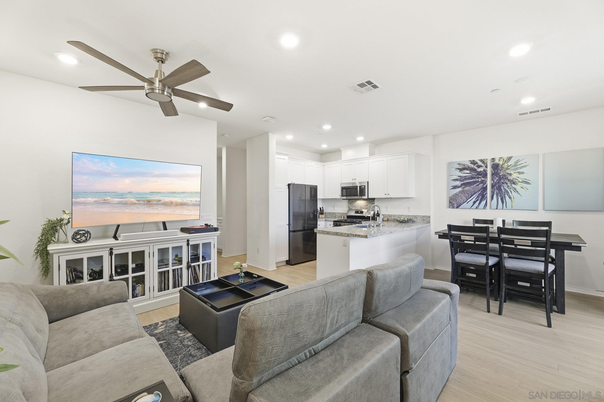 Detail Gallery Image 2 of 22 For 24120  Dolcetto Ave  #804,  Murrieta,  CA 92562 - 3 Beds | 2/1 Baths