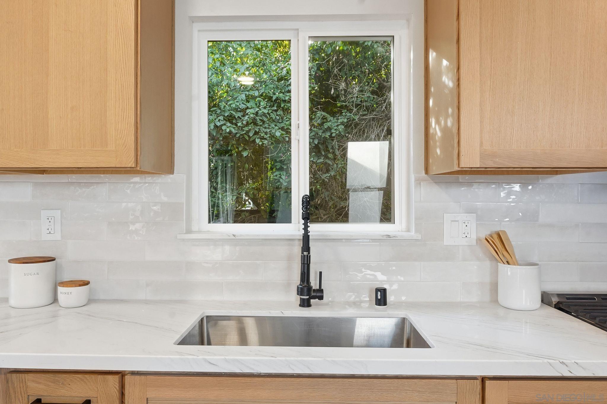 Detail Gallery Image 9 of 52 For 4662  Bancroft St, San Diego,  CA 92116 - 5 Beds | 4 Baths