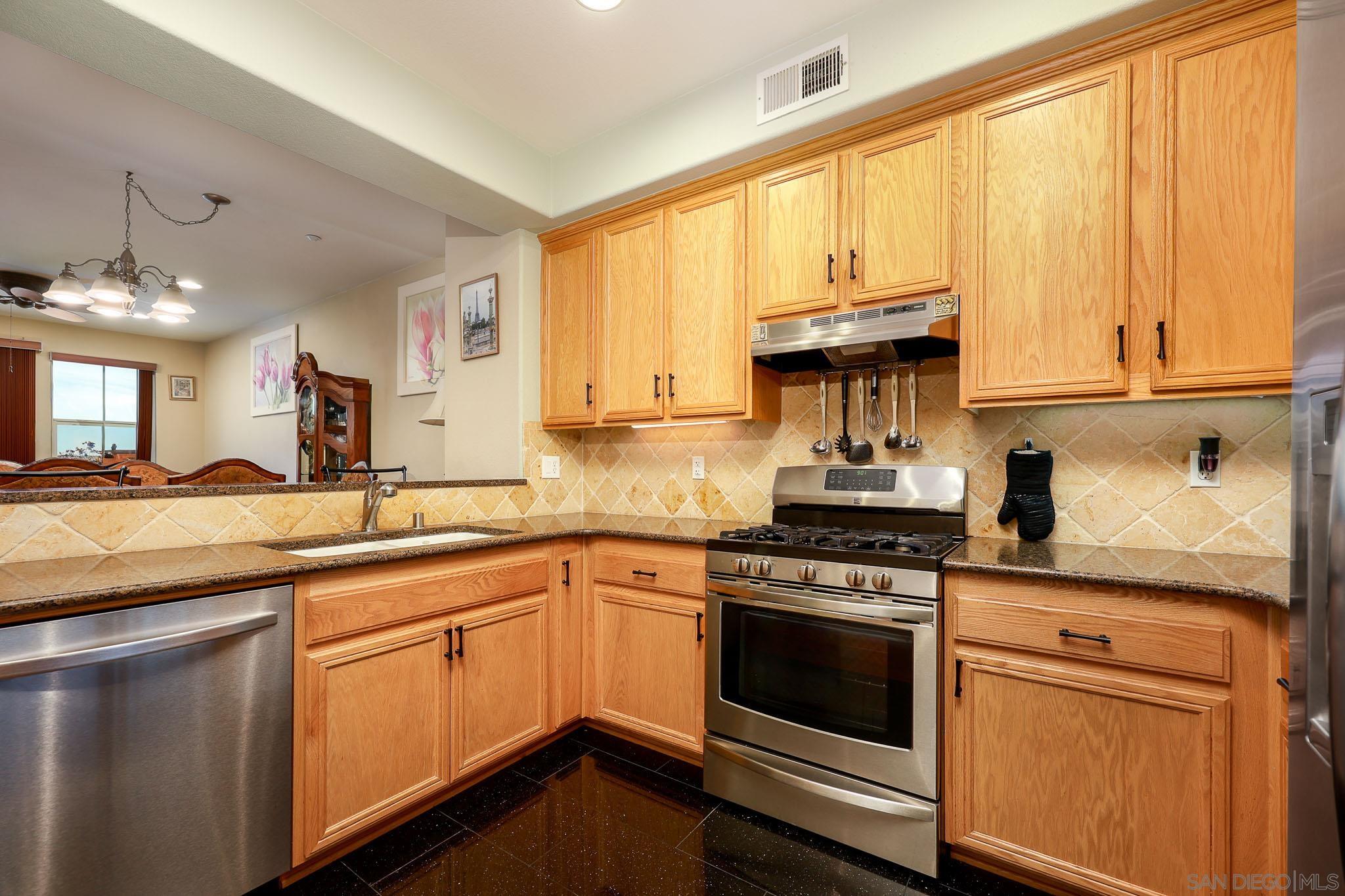 Detail Gallery Image 12 of 54 For 1338  Caminito Fabrizio  #73,  Chula Vista,  CA 91915 - 3 Beds | 3 Baths