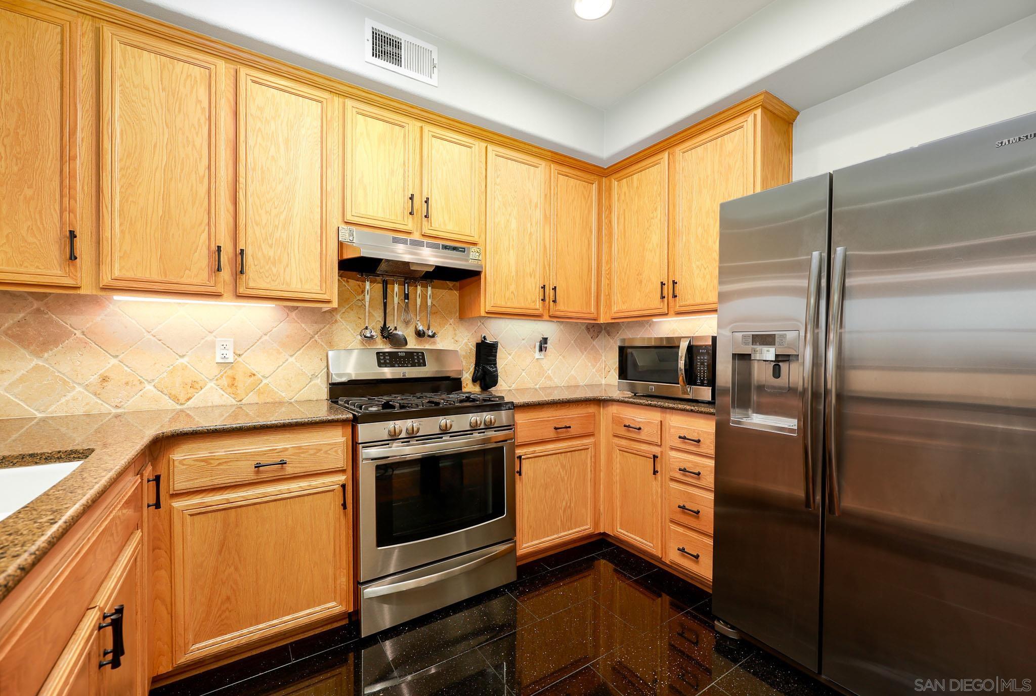 Detail Gallery Image 13 of 54 For 1338  Caminito Fabrizio  #73,  Chula Vista,  CA 91915 - 3 Beds | 3 Baths