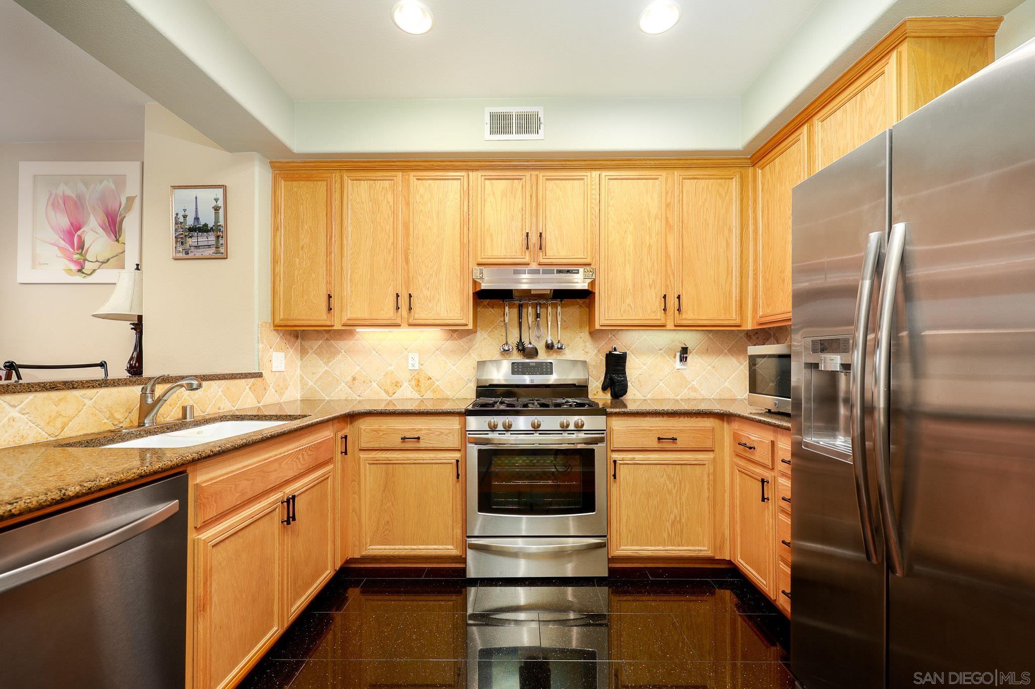 Detail Gallery Image 14 of 54 For 1338  Caminito Fabrizio  #73,  Chula Vista,  CA 91915 - 3 Beds | 3 Baths