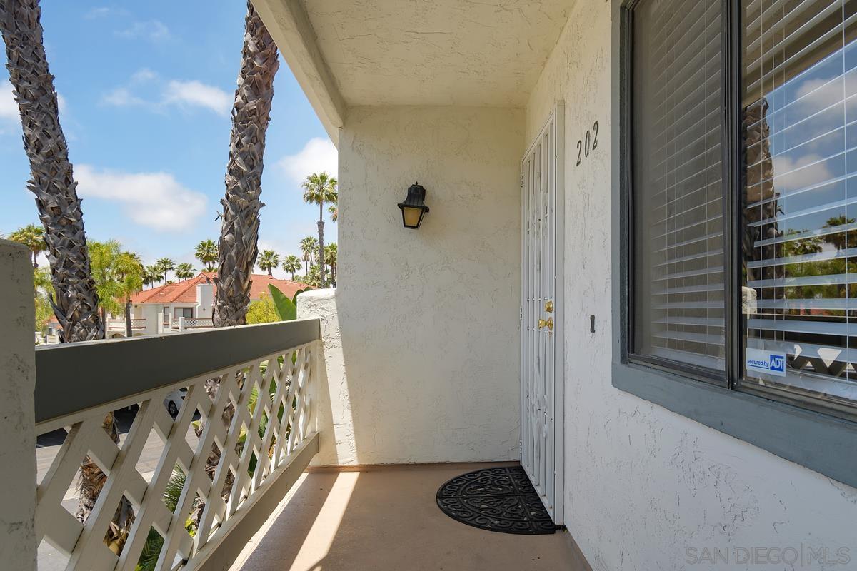 Detail Gallery Image 2 of 30 For 9444  Twin Trails Dr.  202, San Diego,  CA 92129 - 3 Beds | 2 Baths
