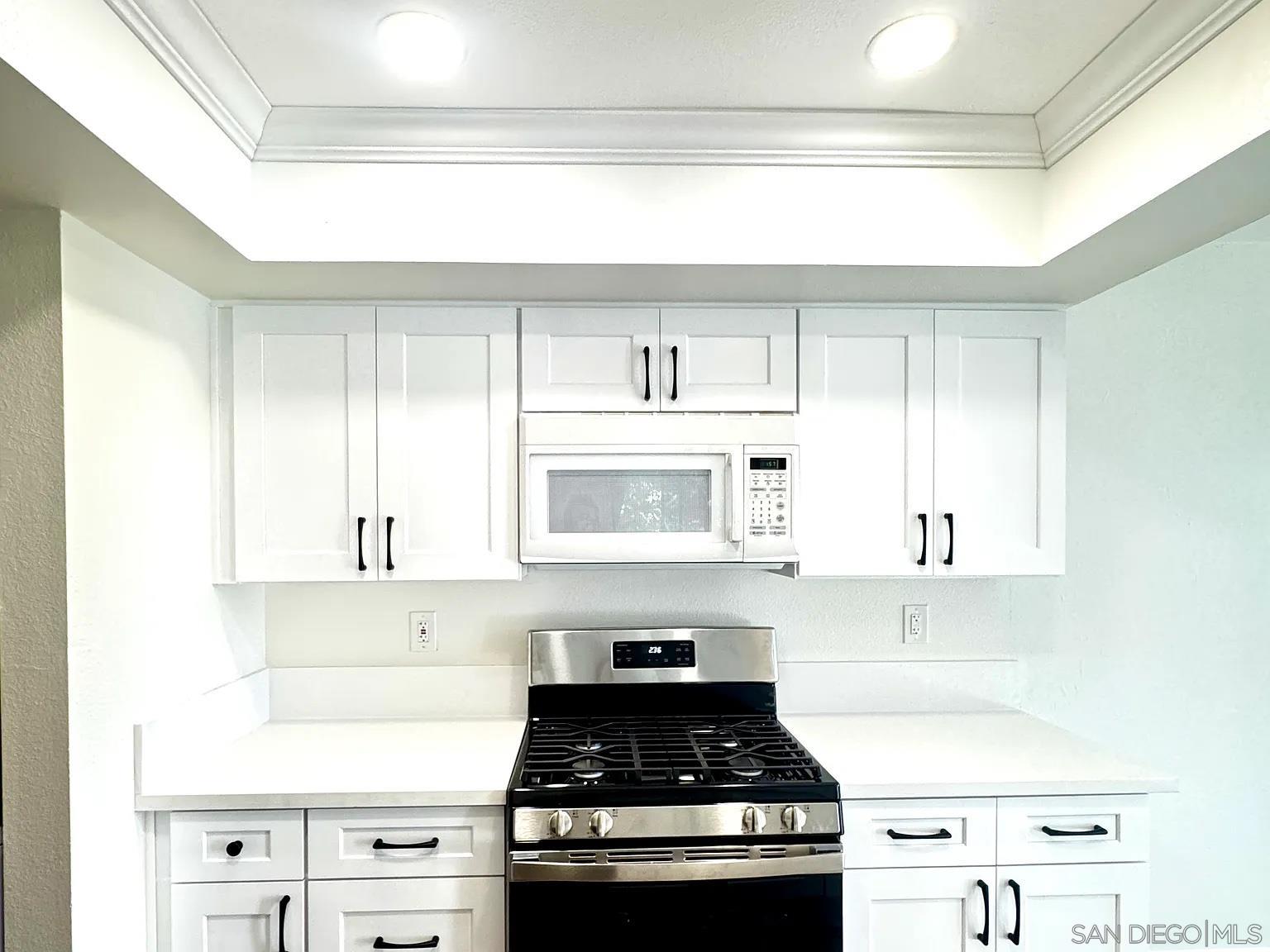 Detail Gallery Image 3 of 30 For 9444  Twin Trails Dr.  202, San Diego,  CA 92129 - 3 Beds | 2 Baths