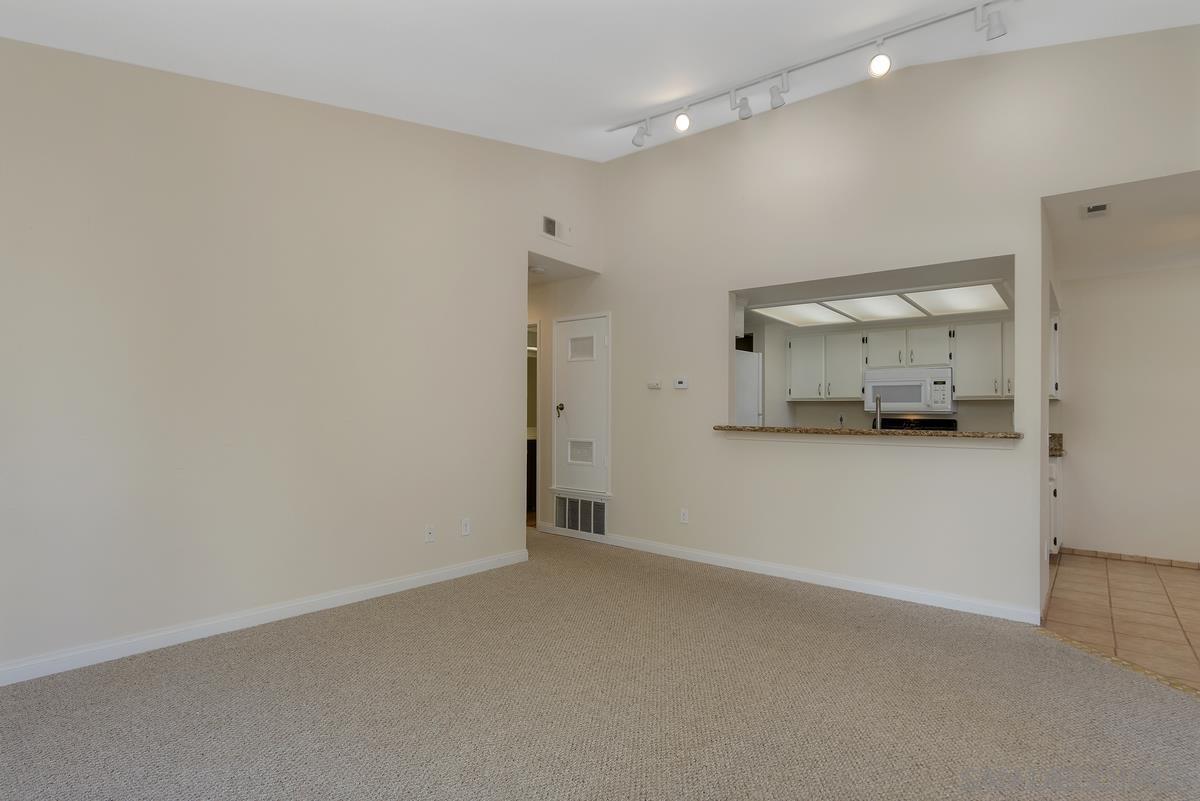 Detail Gallery Image 7 of 30 For 9444  Twin Trails Dr.  202, San Diego,  CA 92129 - 3 Beds | 2 Baths