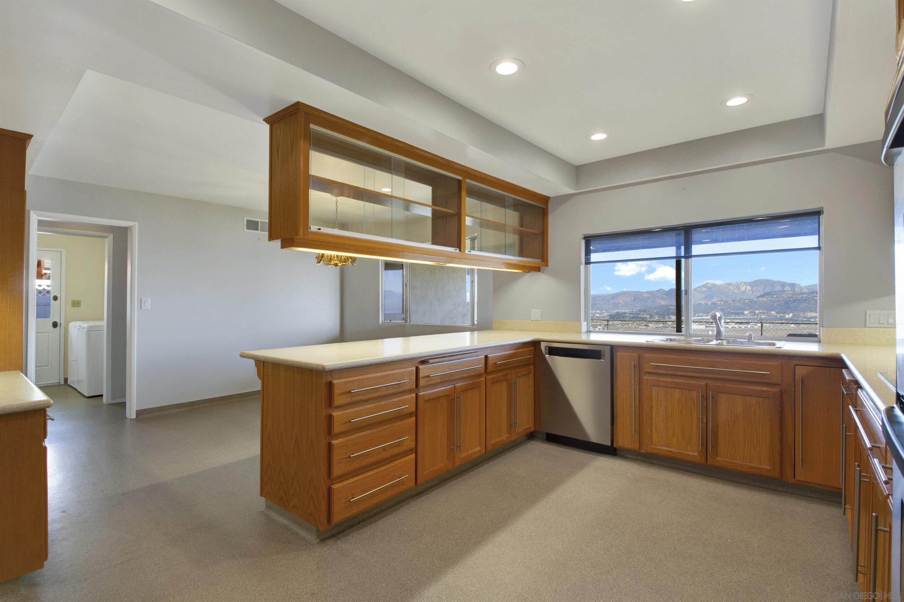 Detail Gallery Image 15 of 44 For 1479  Hacienda Dr., El Cajon,  CA 92020 - 4 Beds | 3 Baths