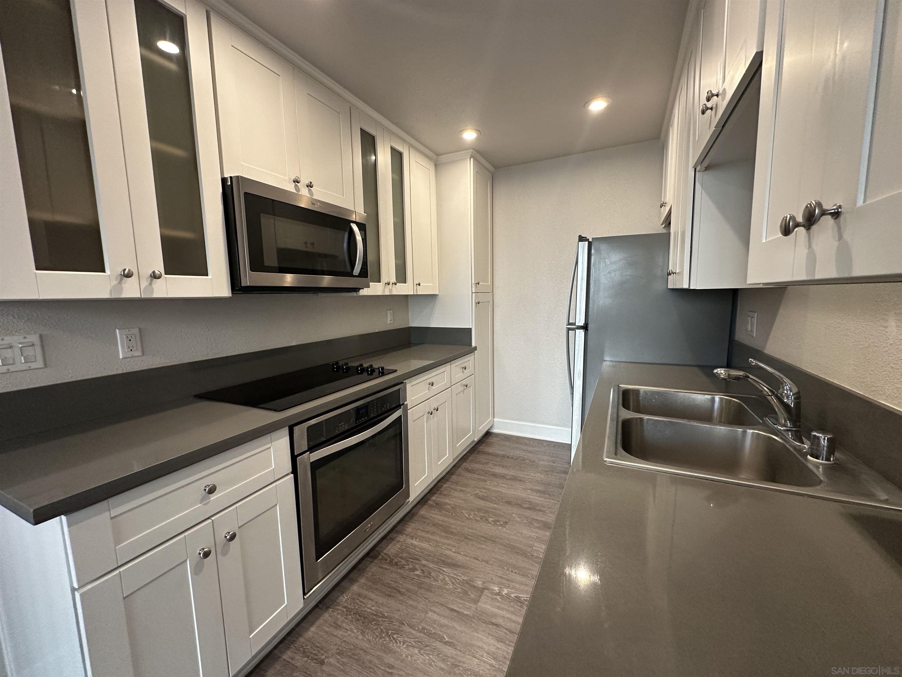 Detail Gallery Image 2 of 16 For 8548  via Mallorca  B, La Jolla,  CA 92037 - 1 Beds | 1 Baths