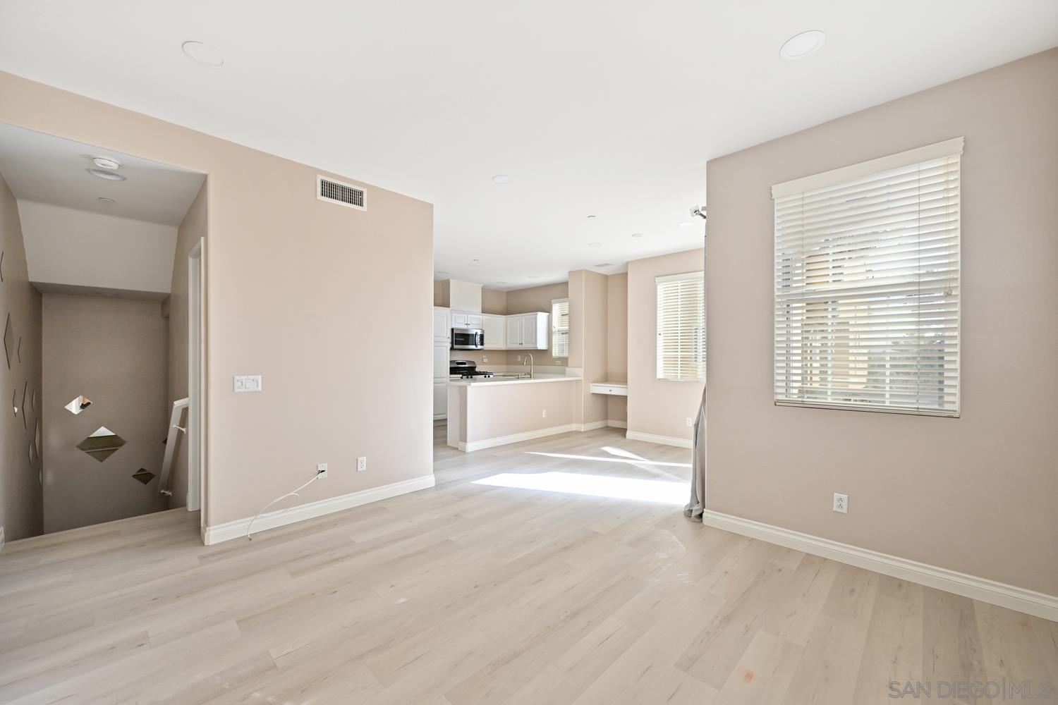 Detail Gallery Image 3 of 30 For 5074  Cascade Way  #102,  Oceanside,  CA 92057 - 2 Beds | 2/1 Baths