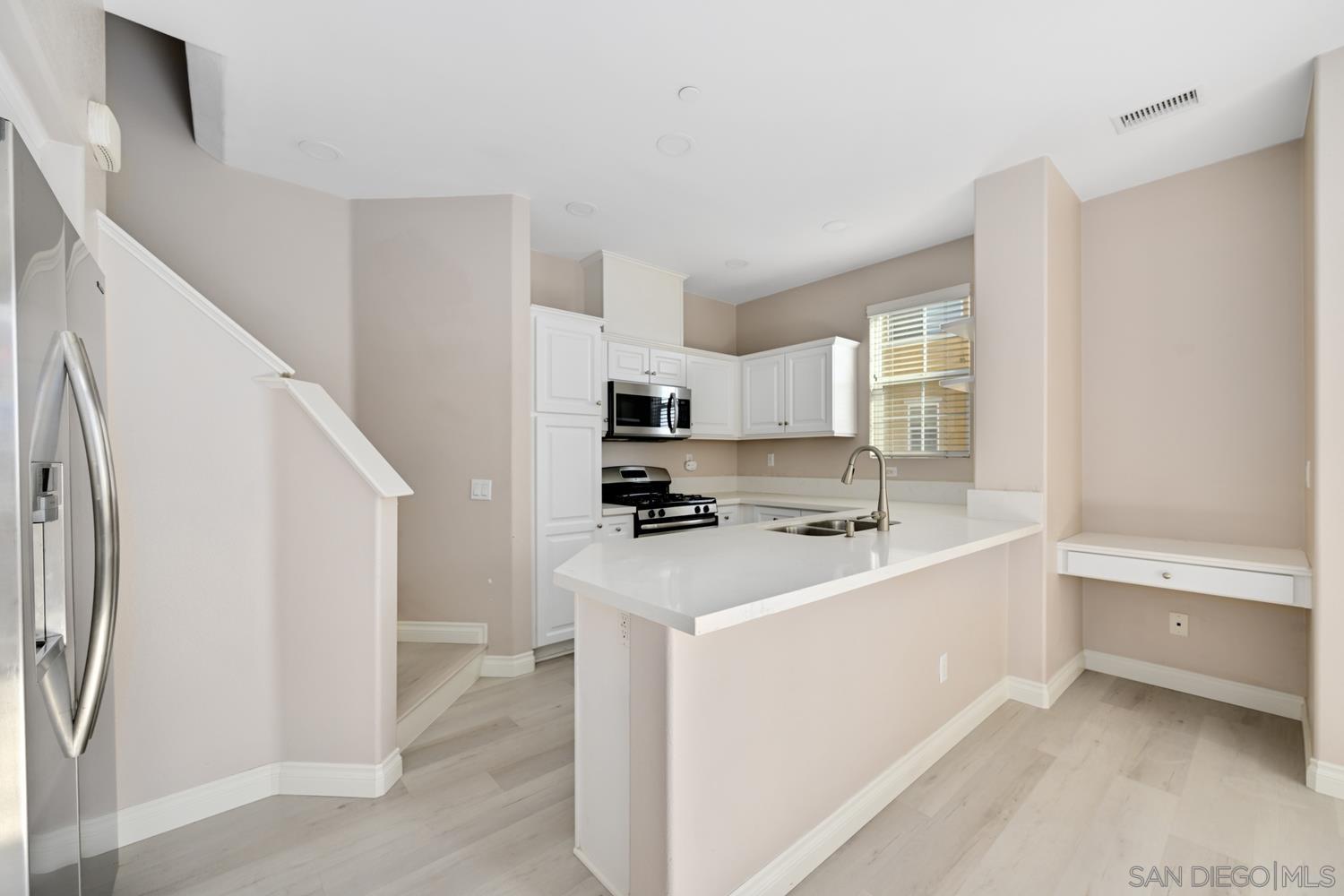 Detail Gallery Image 5 of 25 For 5074  Cascade Way  #102,  Oceanside,  CA 92057 - 2 Beds | 2/1 Baths