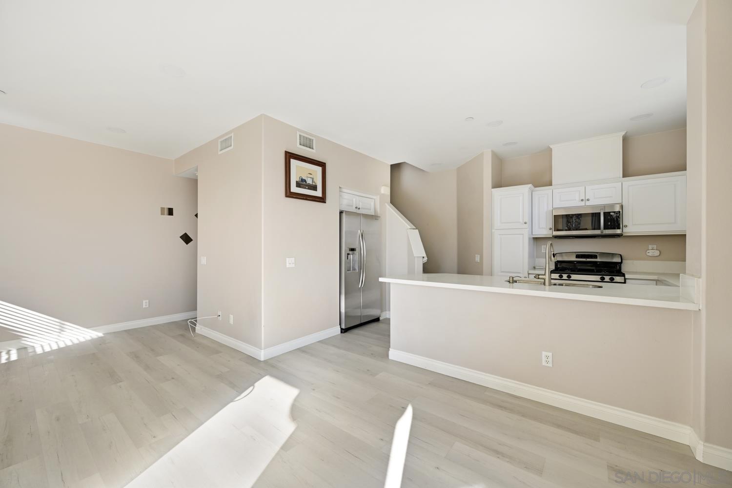 Detail Gallery Image 6 of 30 For 5074  Cascade Way  #102,  Oceanside,  CA 92057 - 2 Beds | 2/1 Baths