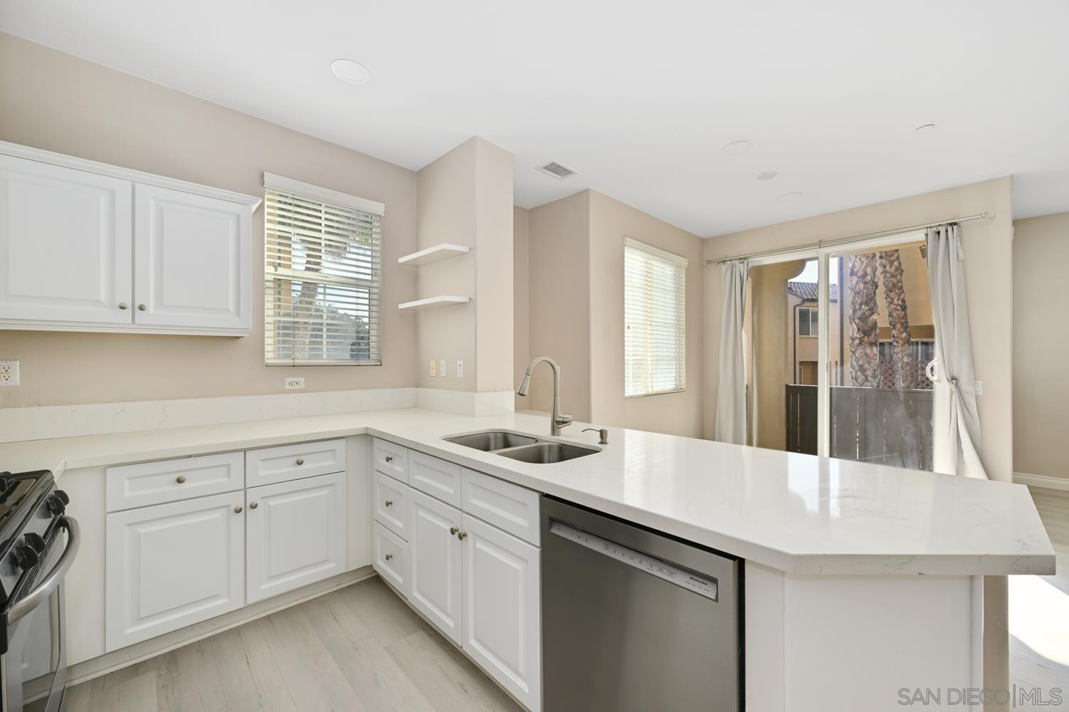 Detail Gallery Image 7 of 25 For 5074  Cascade Way  #102,  Oceanside,  CA 92057 - 2 Beds | 2/1 Baths