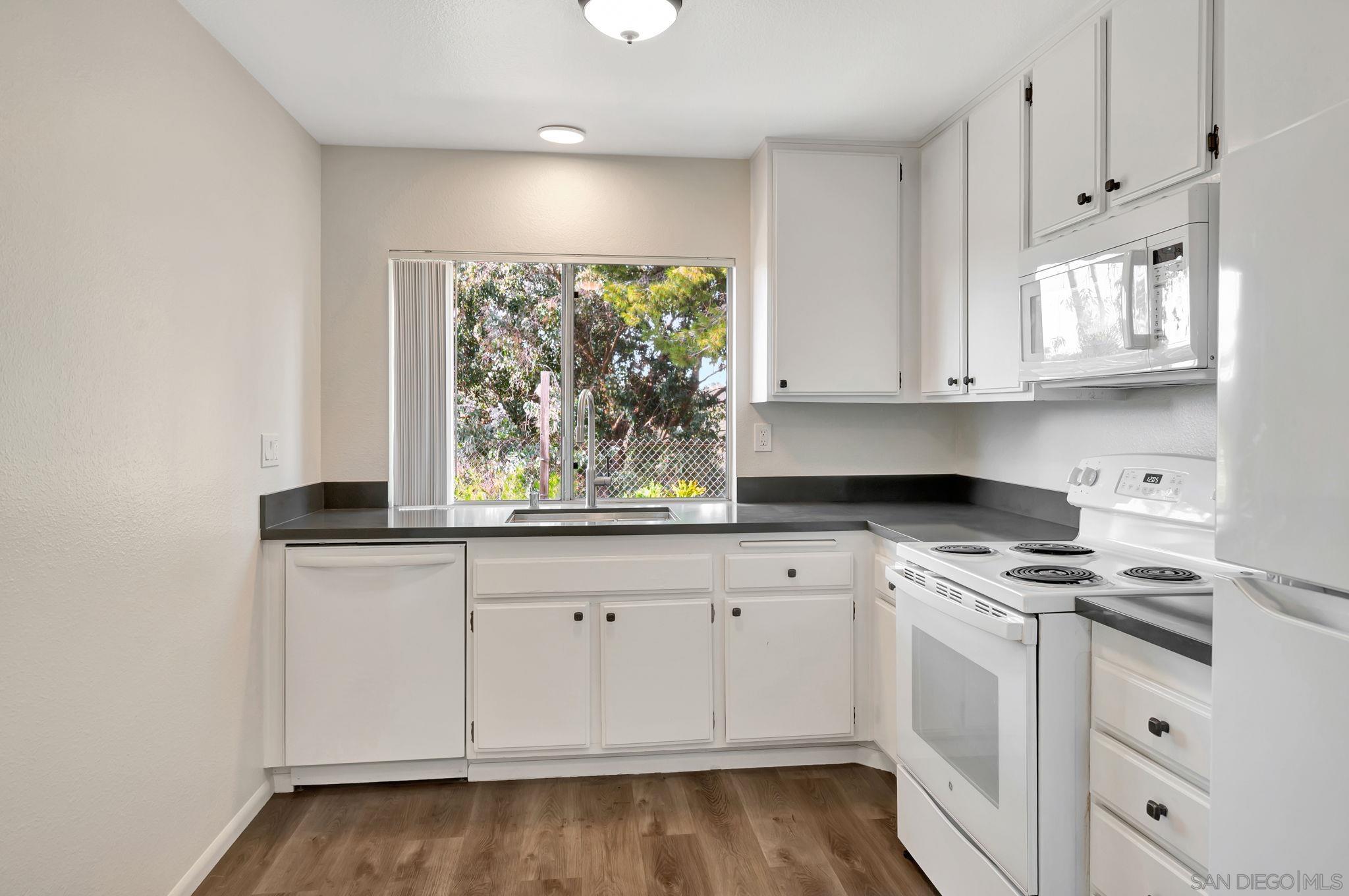 Detail Gallery Image 5 of 29 For 1480  Bridgeview Dr, San Diego,  CA 92105 - 3 Beds | 3 Baths