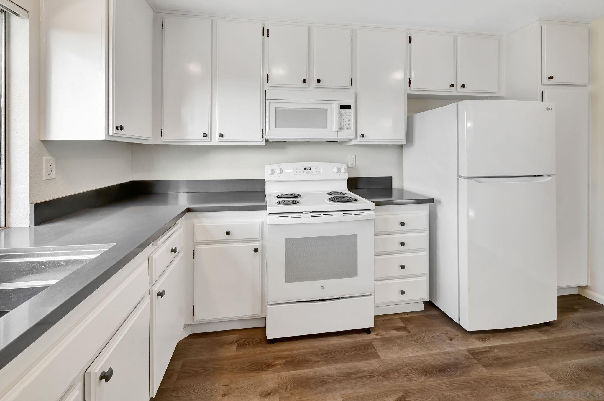 Detail Gallery Image 8 of 30 For 1480  Bridgeview Dr, San Diego,  CA 92105 - 3 Beds | 3 Baths