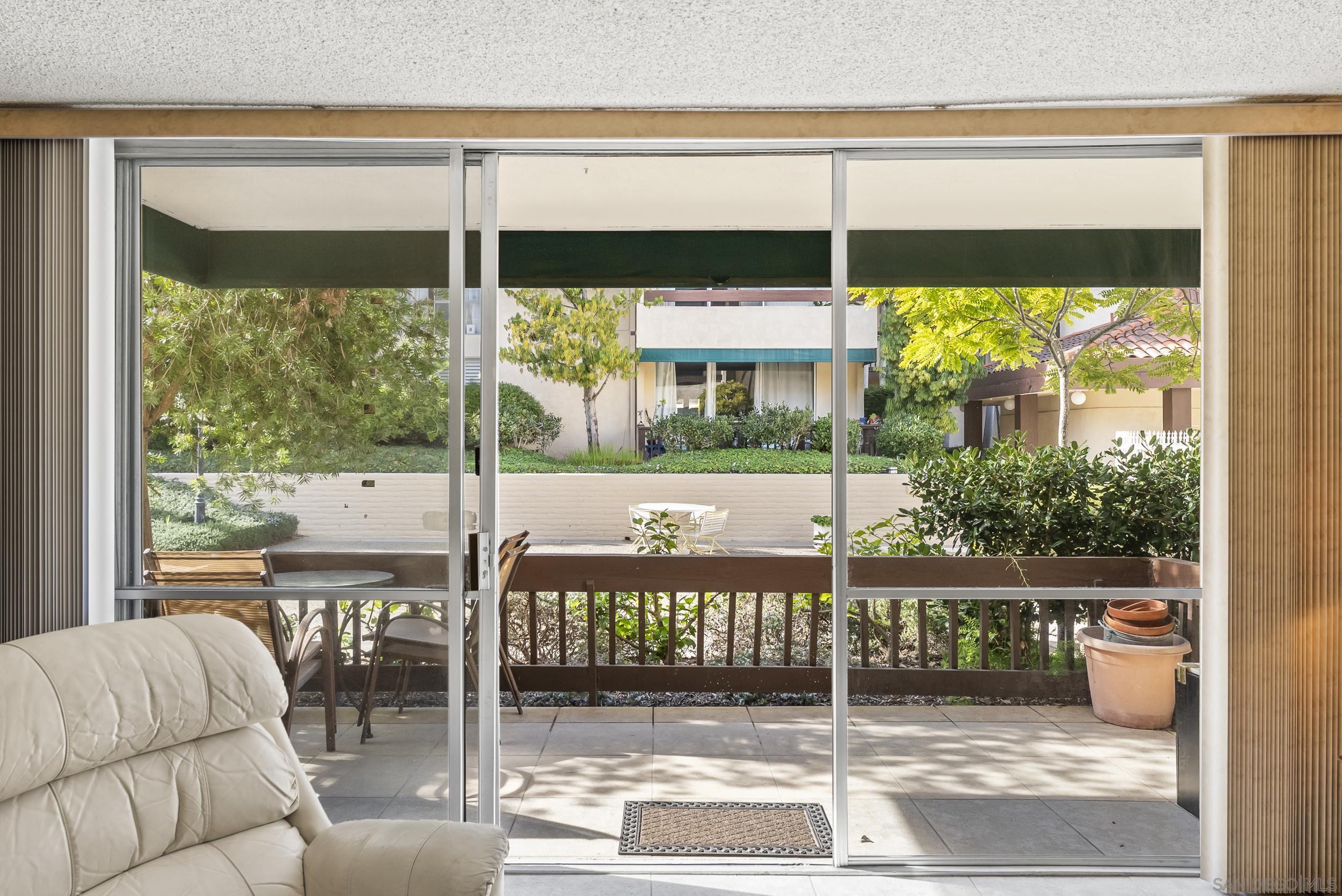 Detail Gallery Image 3 of 19 For 6455  La Jolla Blvd  #121,  La Jolla,  CA 92037 - 2 Beds | 2 Baths