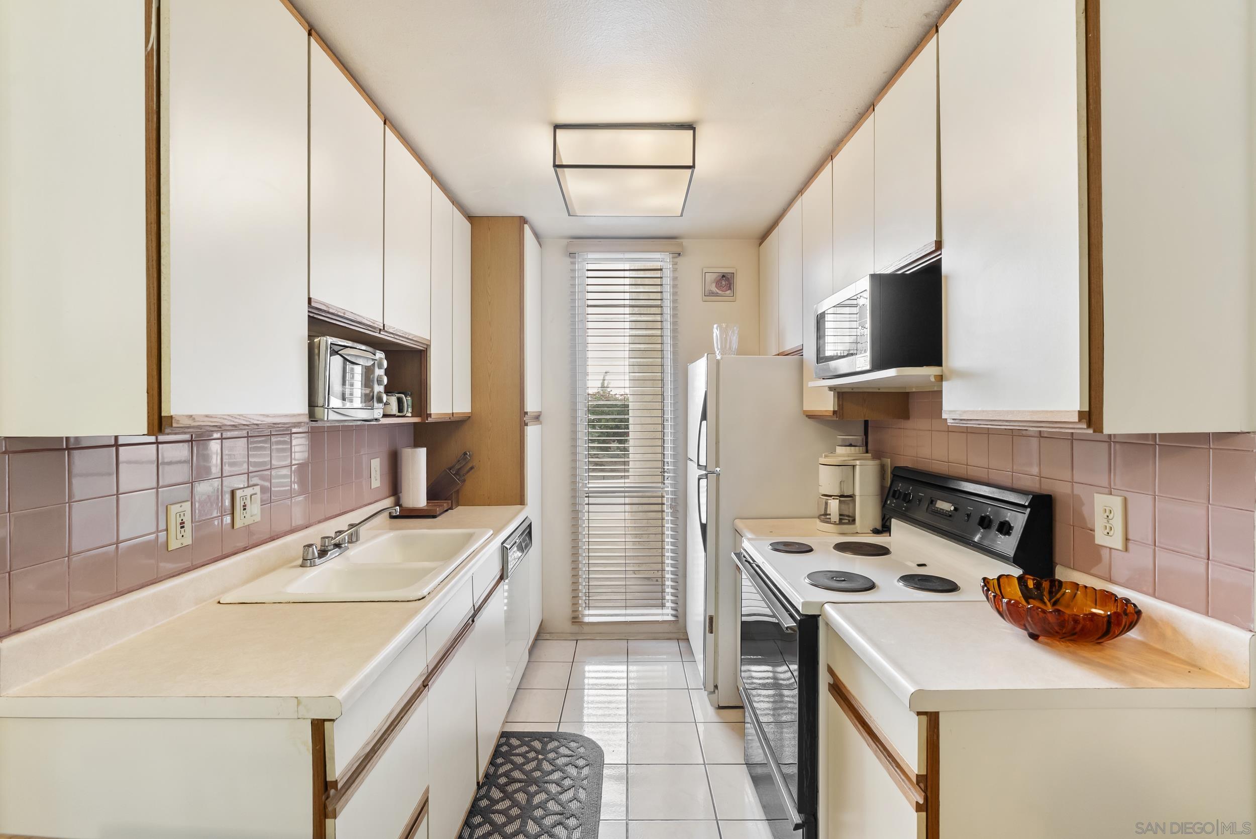 Detail Gallery Image 7 of 20 For 6455  La Jolla Blvd  #121,  La Jolla,  CA 92037 - 2 Beds | 2 Baths