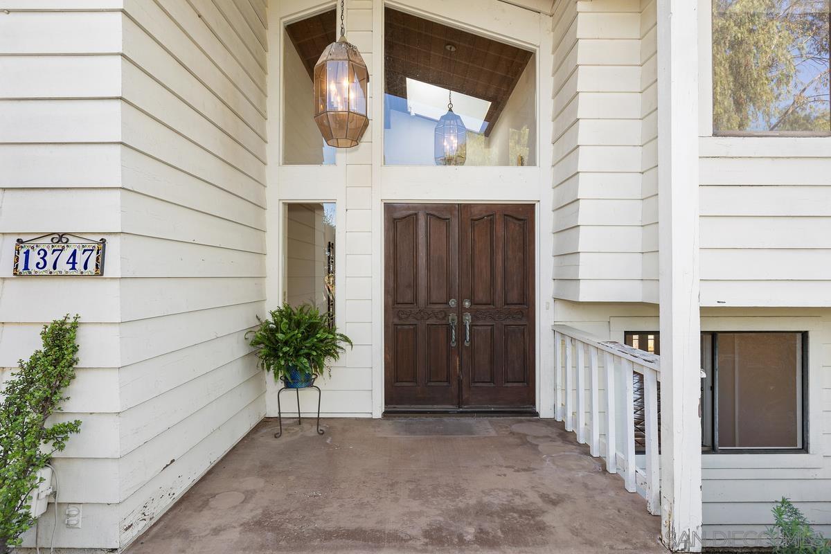 Detail Gallery Image 4 of 39 For 13747-49  Little Pond Rd, Valley Center,  CA 92082 - 5 Beds | 3 Baths