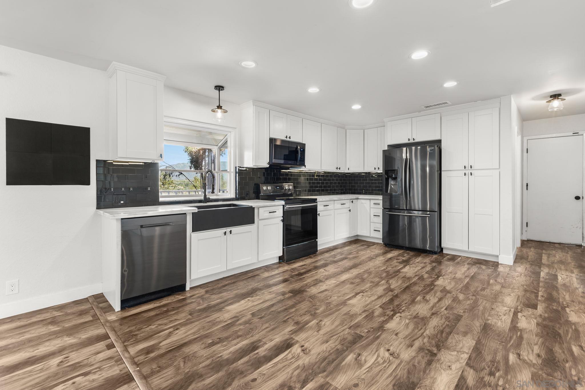 Detail Gallery Image 10 of 37 For 14280  Resava Ln, Valley Center,  CA 92082 - 4 Beds | 3 Baths