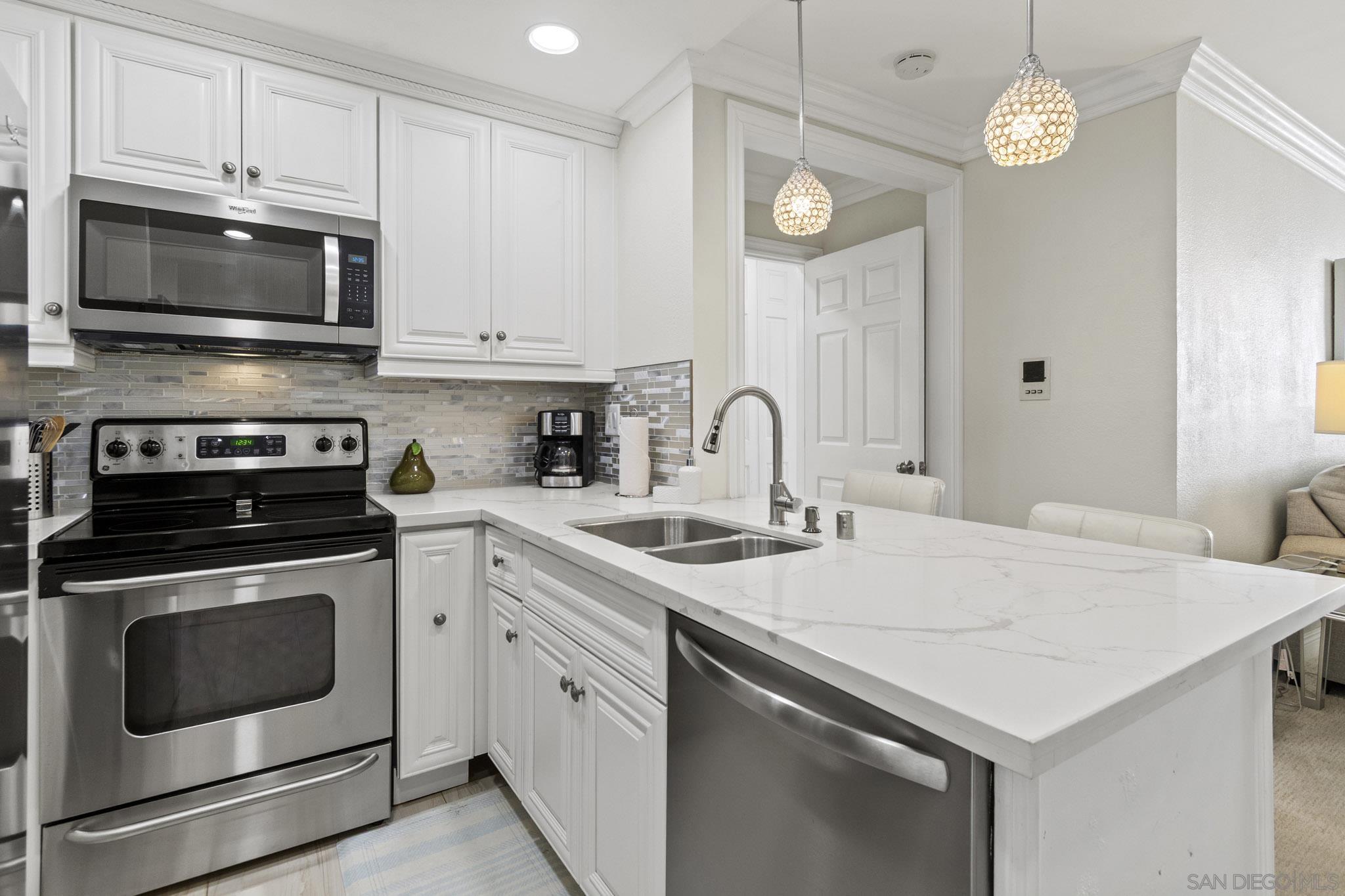 Detail Gallery Image 5 of 37 For 999 N Pacific St  #D200,  Oceanside,  CA 92054 - 1 Beds | 1 Baths