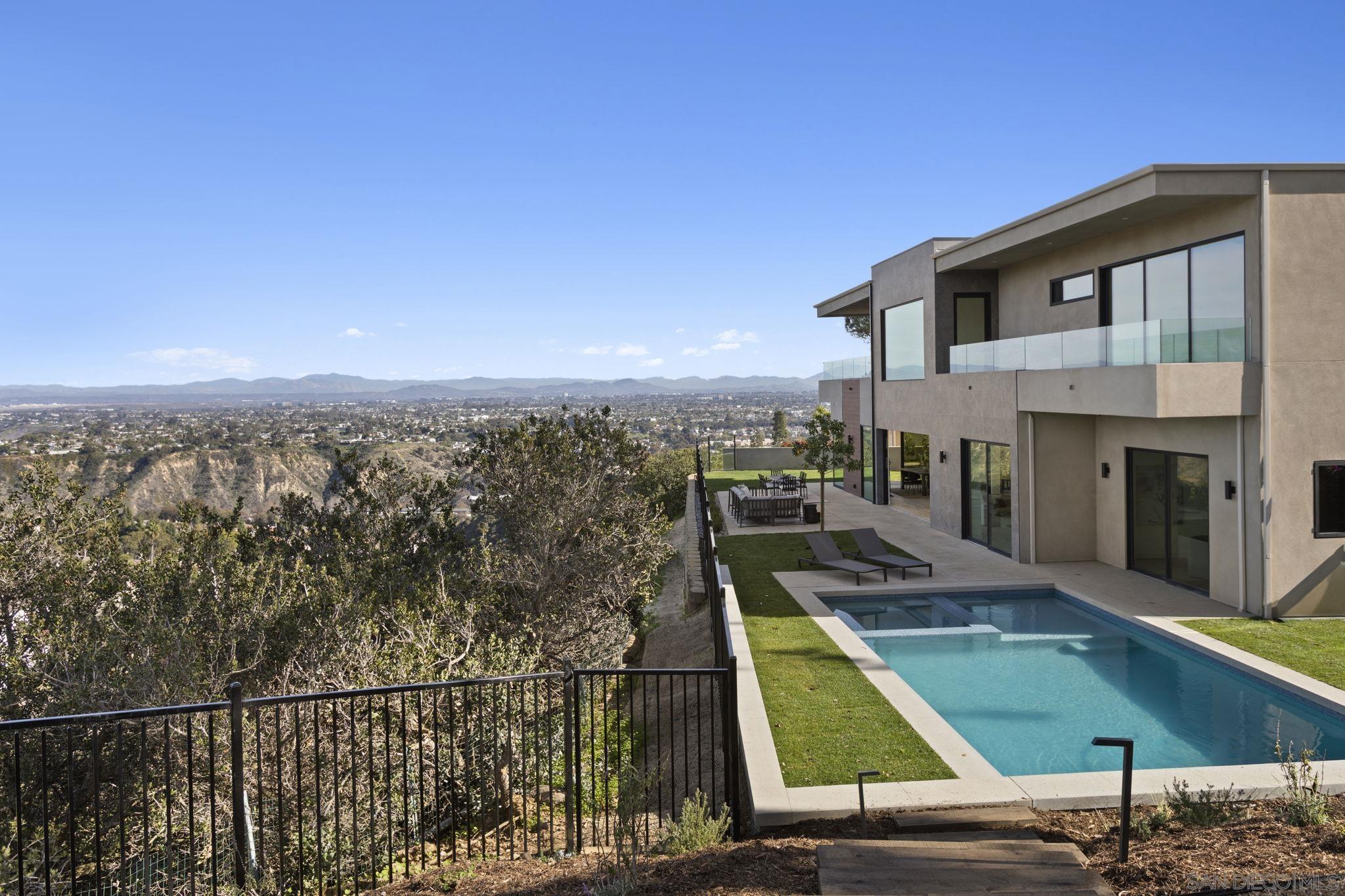 Detail Gallery Image 14 of 30 For 2448  Sagebrush Ct, La Jolla,  CA 92037 - 5 Beds | 5/1 Baths