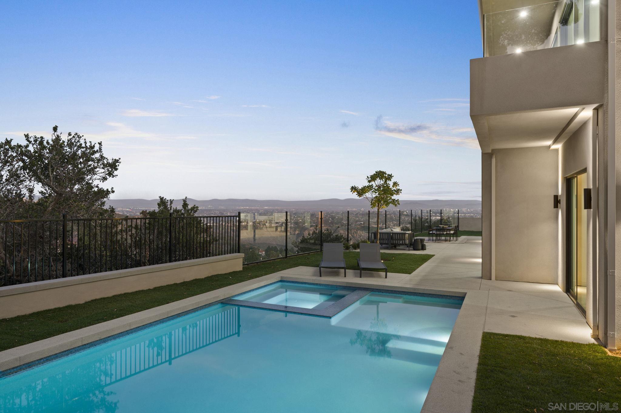 Detail Gallery Image 16 of 30 For 2448  Sagebrush Ct, La Jolla,  CA 92037 - 5 Beds | 5/1 Baths