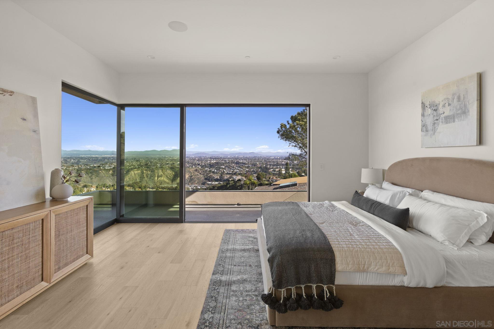 Detail Gallery Image 22 of 30 For 2448  Sagebrush Ct, La Jolla,  CA 92037 - 5 Beds | 5/1 Baths