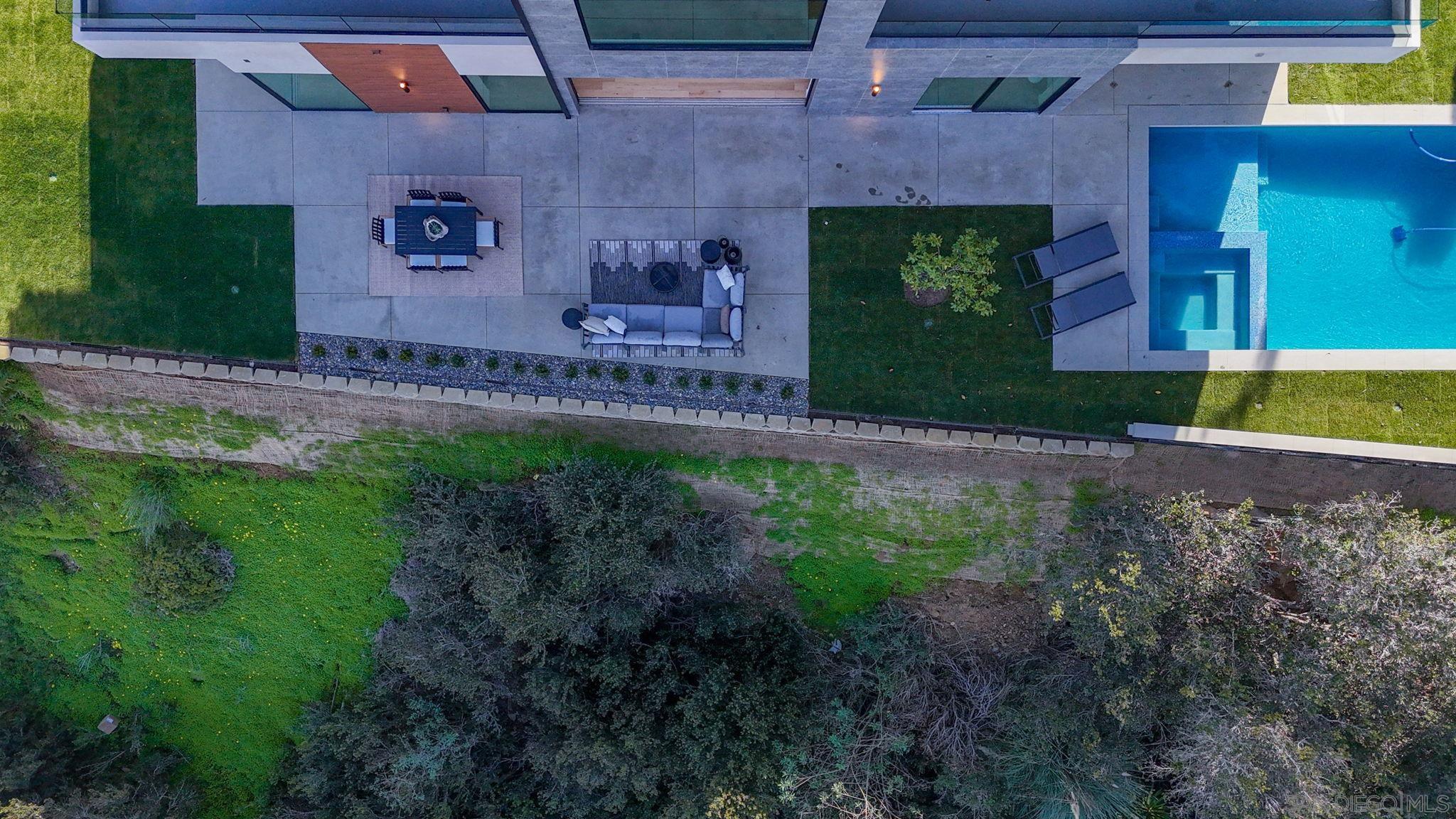 Detail Gallery Image 4 of 7 For 2448  Sagebrush Ct, La Jolla,  CA 92037 - 5 Beds | 5/1 Baths