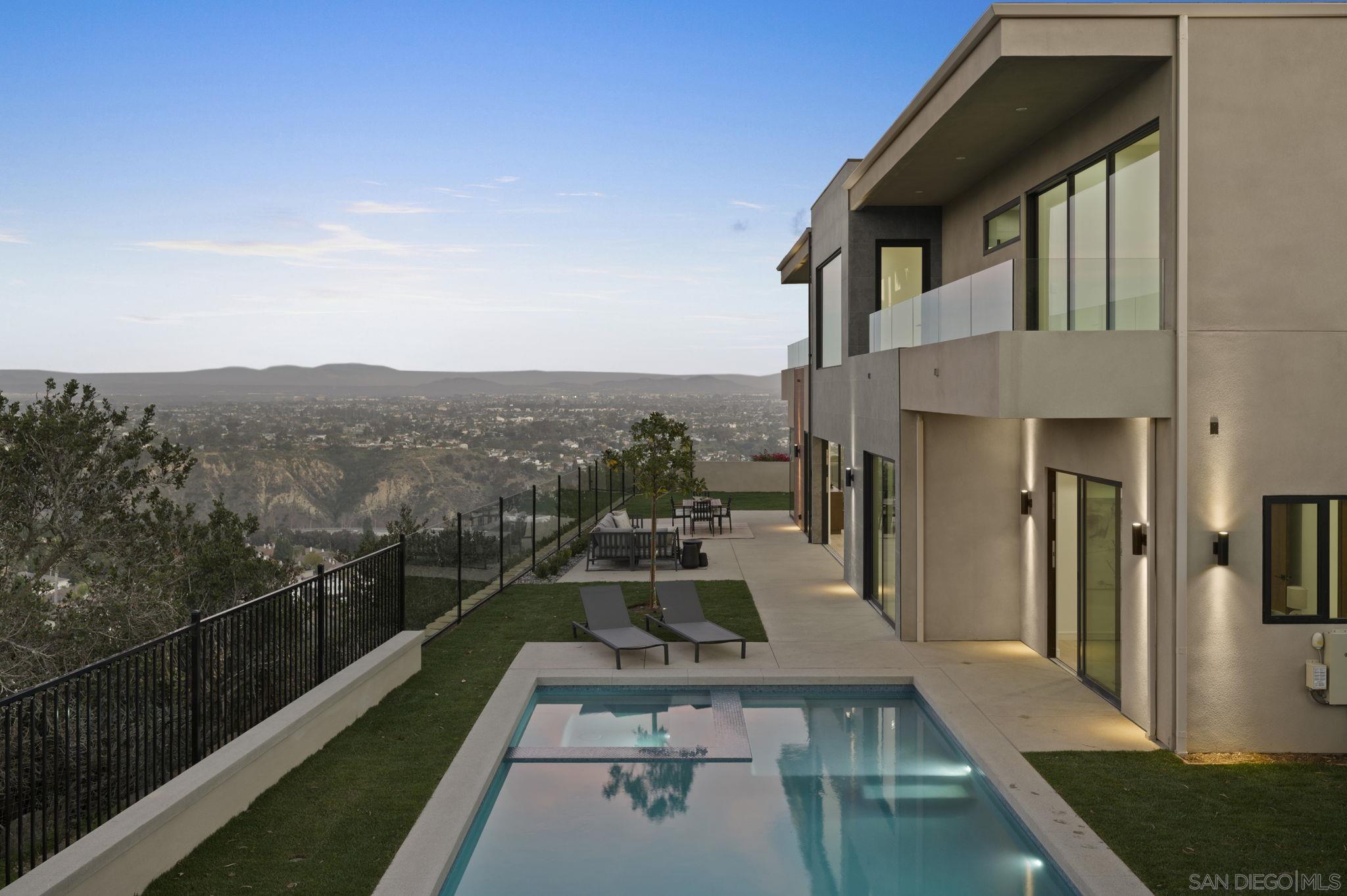 Detail Gallery Image 4 of 30 For 2448  Sagebrush Ct, La Jolla,  CA 92037 - 5 Beds | 5/1 Baths