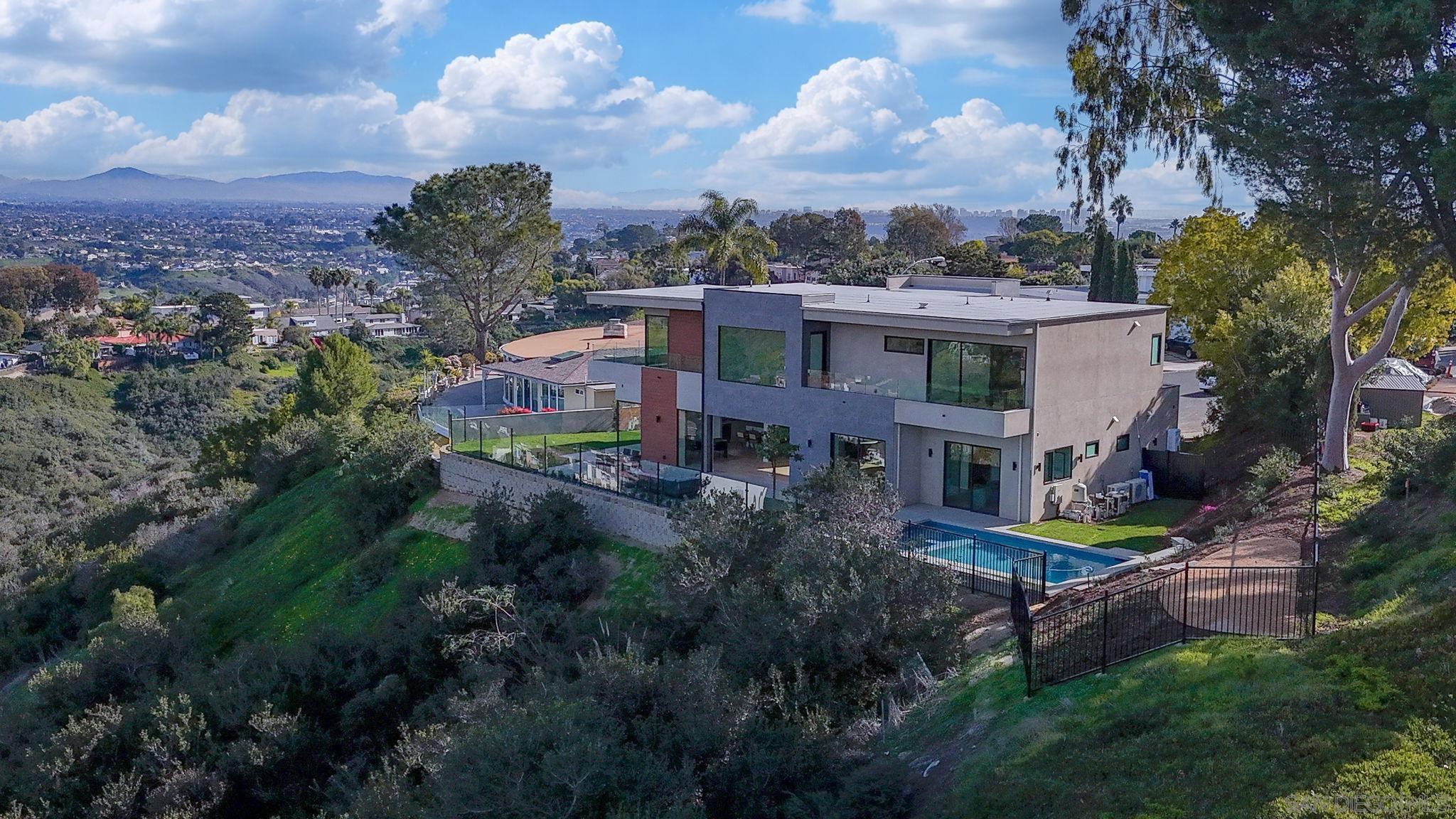 Detail Gallery Image 5 of 7 For 2448  Sagebrush Ct, La Jolla,  CA 92037 - 5 Beds | 5/1 Baths