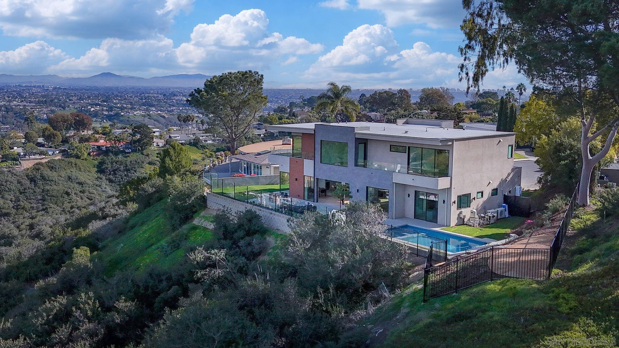 Detail Gallery Image 6 of 7 For 2448  Sagebrush Ct, La Jolla,  CA 92037 - 5 Beds | 5/1 Baths