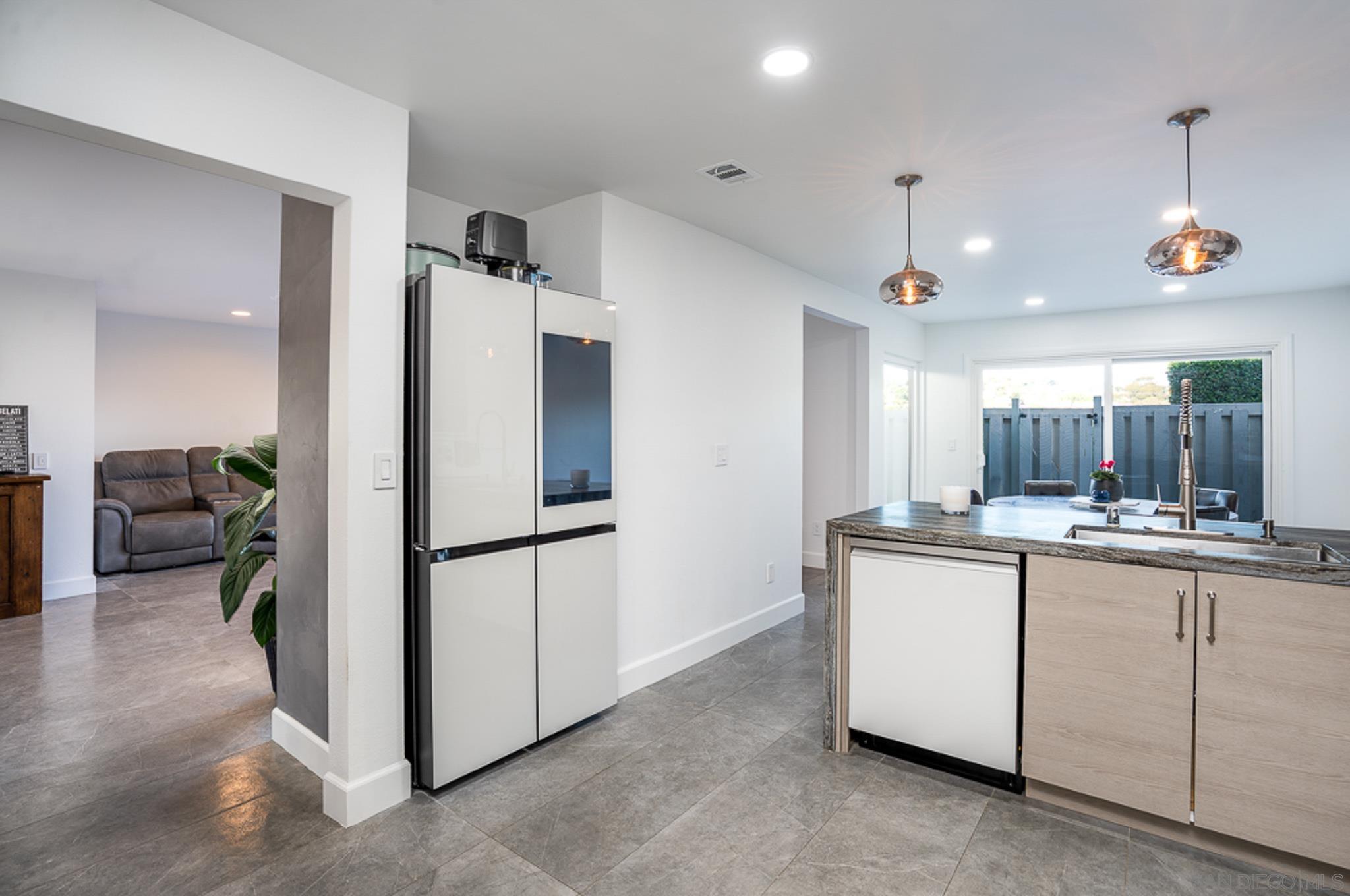 Detail Gallery Image 4 of 36 For 4718  Amberwood Ct, Carlsbad,  CA 92008 - 3 Beds | 2/1 Baths