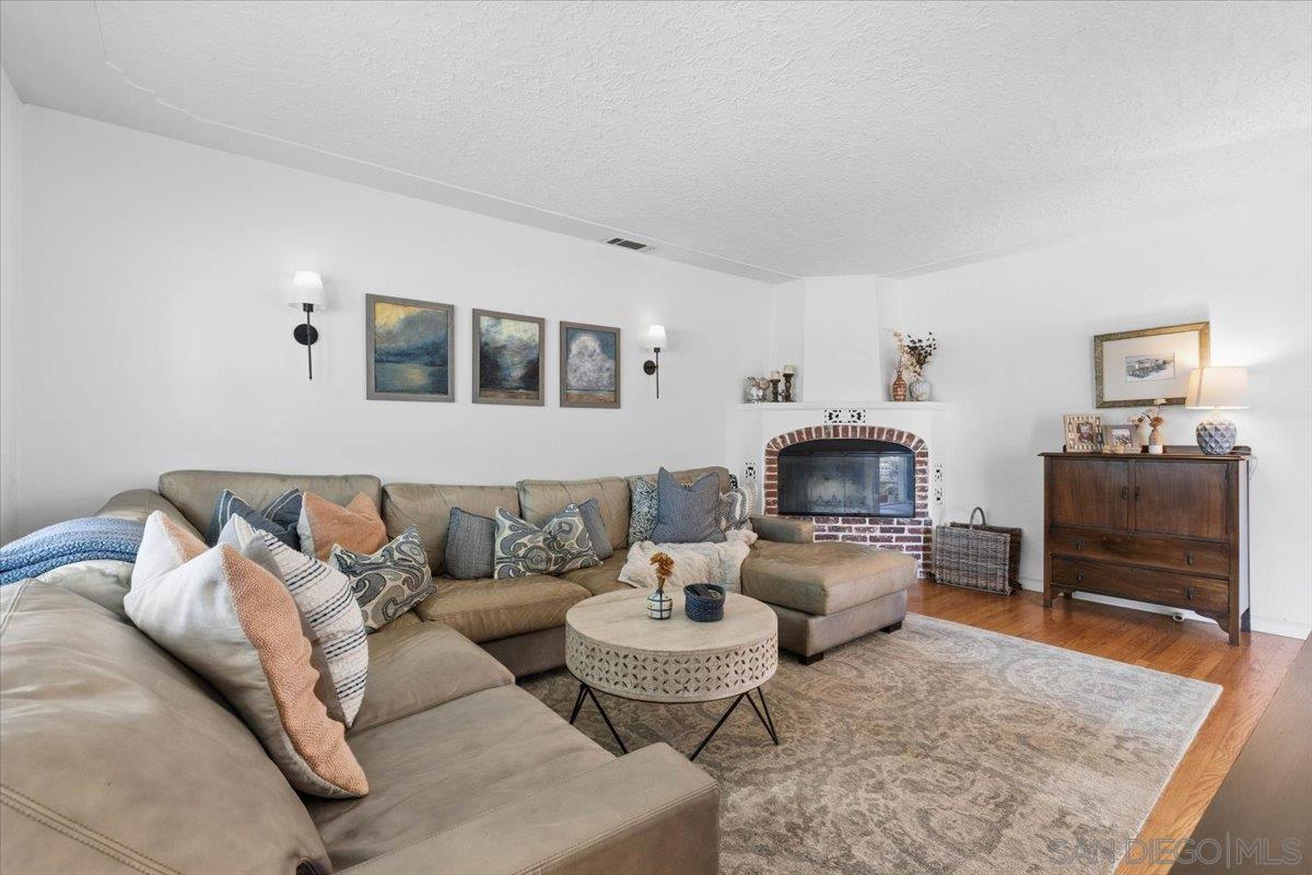 Detail Gallery Image 6 of 43 For 903  Moana Dr, San Diego,  CA 92106 - 3 Beds | 2/1 Baths