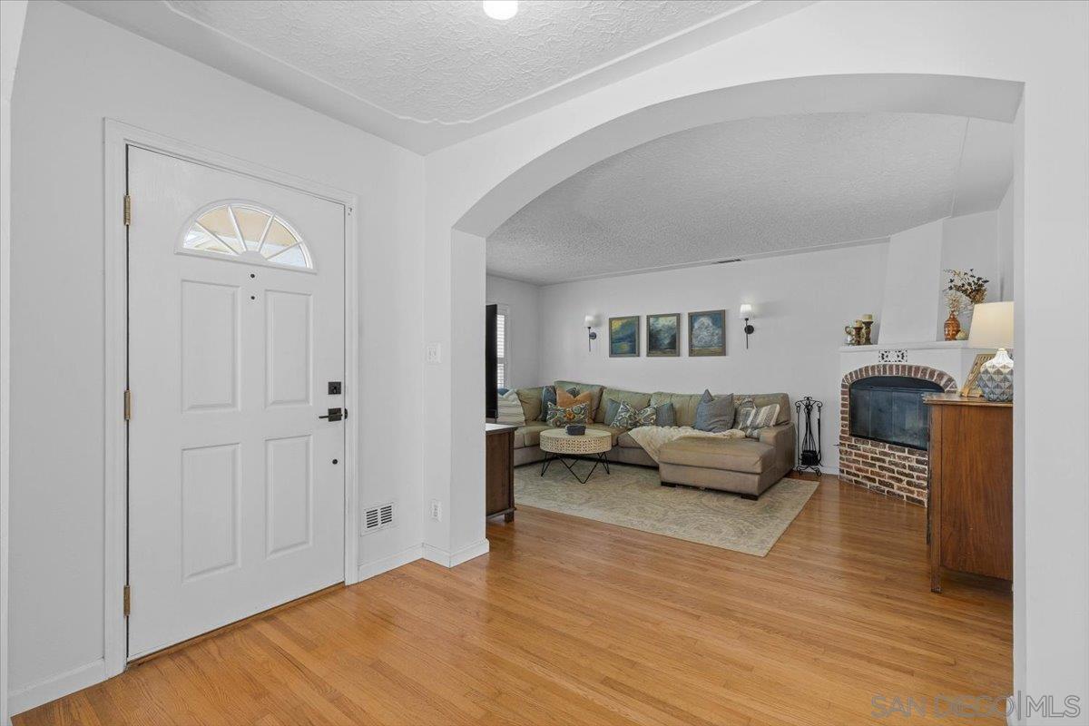 Detail Gallery Image 8 of 43 For 903  Moana Dr, San Diego,  CA 92106 - 3 Beds | 2/1 Baths