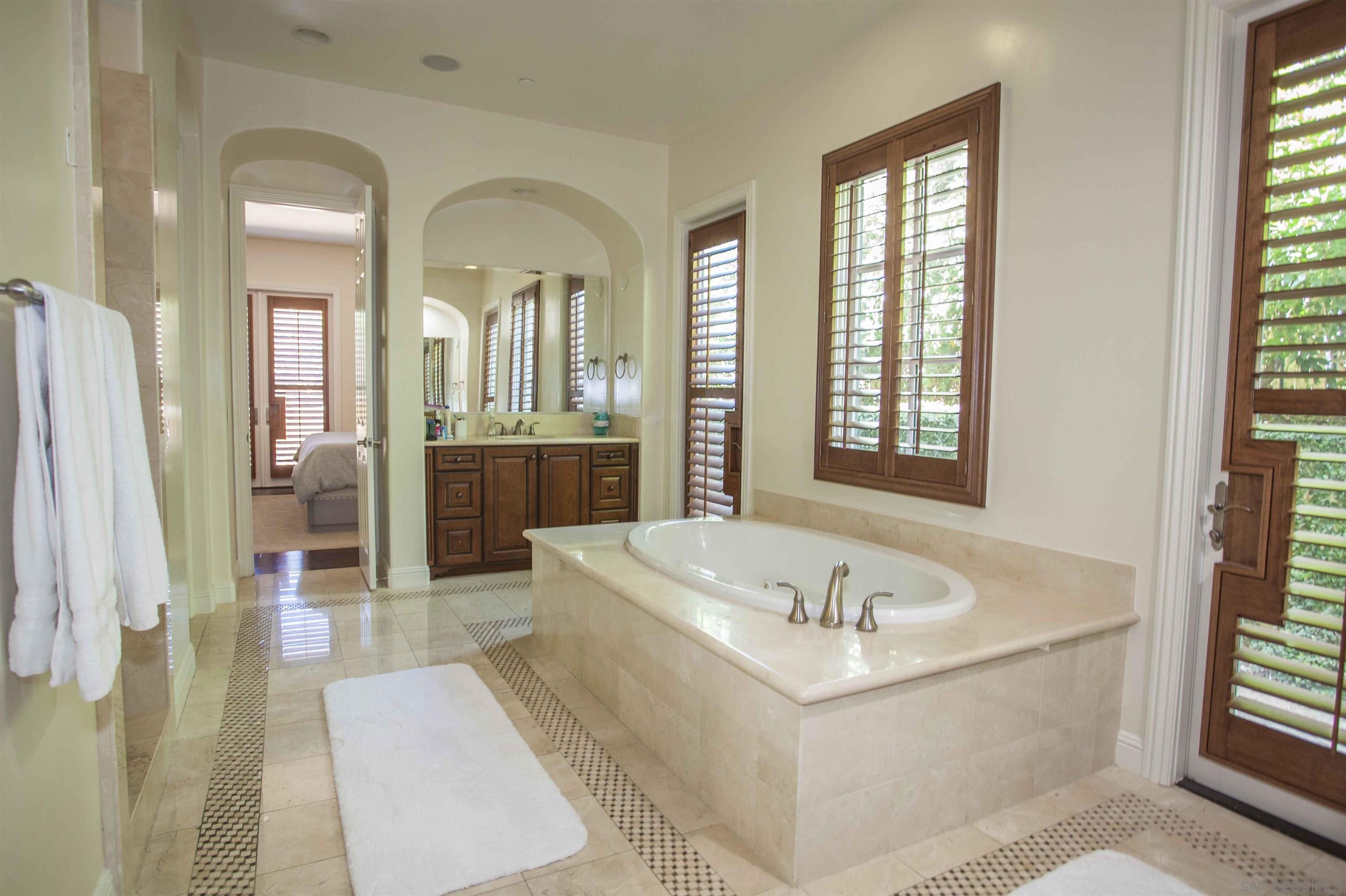 Detail Gallery Image 9 of 50 For 16632  Rose of Tralee Ln, San Diego,  CA 92127 - 5 Beds | 4/1 Baths