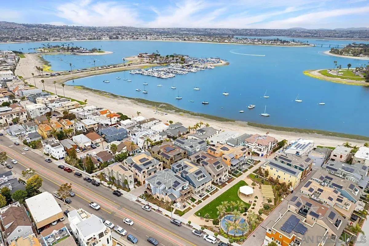 Detail Gallery Image 4 of 42 For 819  Kennebeck Ct, San Diego,  CA 92109 - 3 Beds | 2 Baths