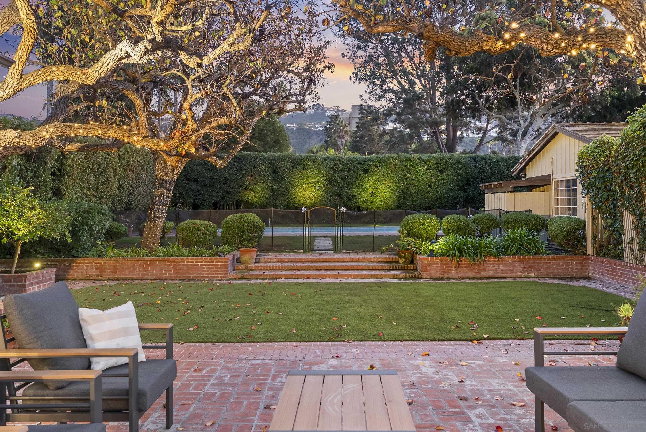 Front Image Thumbnail for SD250046036