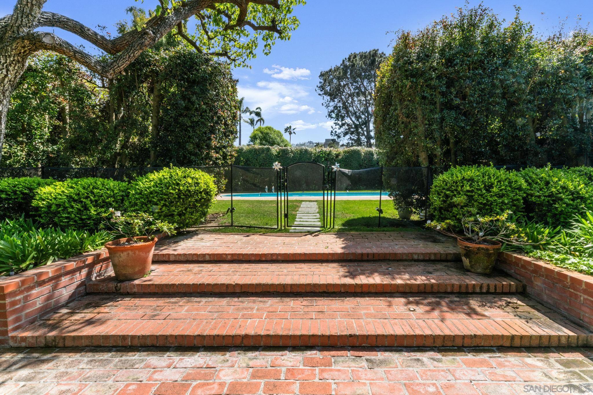 Front Image Thumbnail for SD250046036