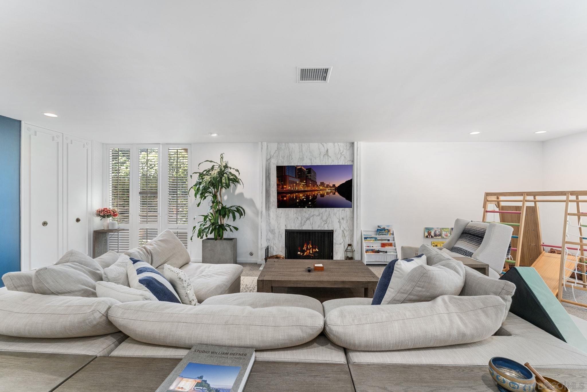 Detail Gallery Image 2 of 30 For 2315  Avenida De La Playa, La Jolla,  CA 92037 - 5 Beds | 3/1 Baths