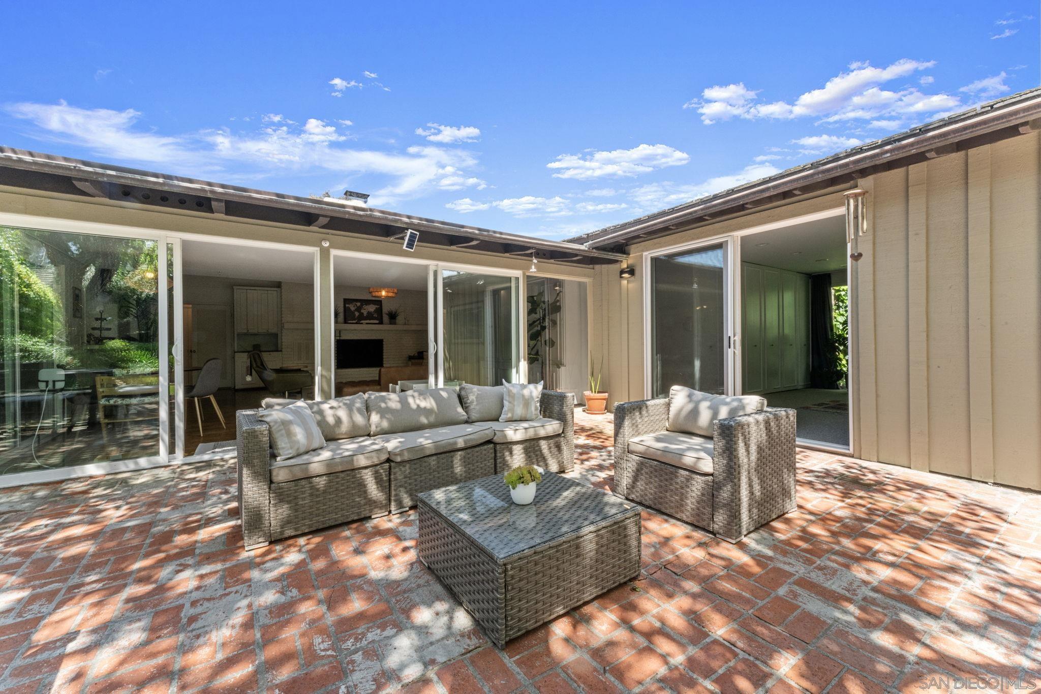 Detail Gallery Image 17 of 30 For 2315  Avenida De La Playa, La Jolla,  CA 92037 - 5 Beds | 3/1 Baths