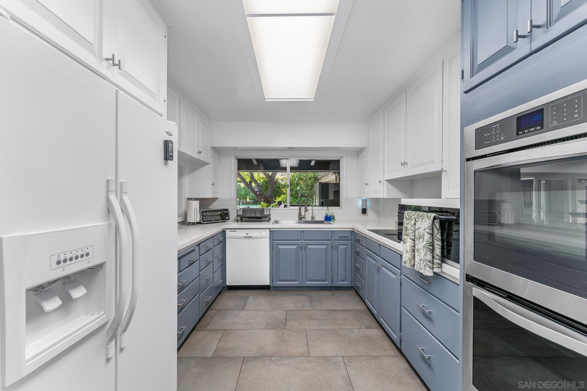 Detail Gallery Image 6 of 30 For 2315  Avenida De La Playa, La Jolla,  CA 92037 - 5 Beds | 3/1 Baths