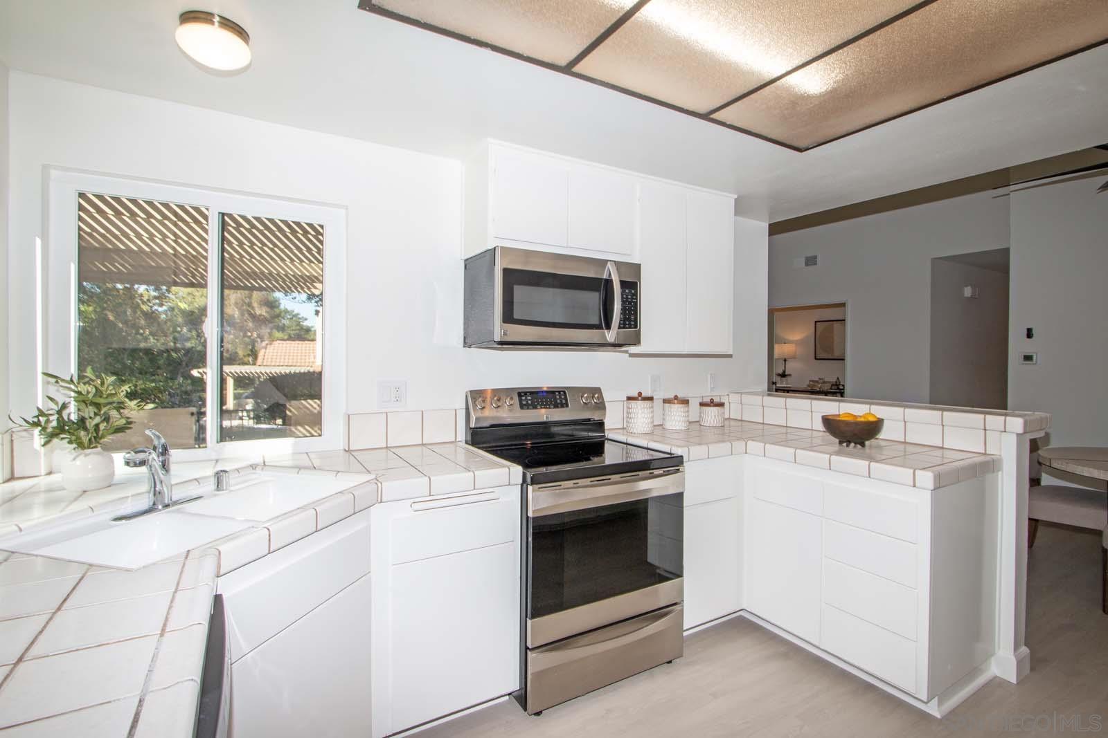 Detail Gallery Image 18 of 39 For 12863  Camino De La Breccia, San Diego,  CA 92128 - 3 Beds | 2 Baths