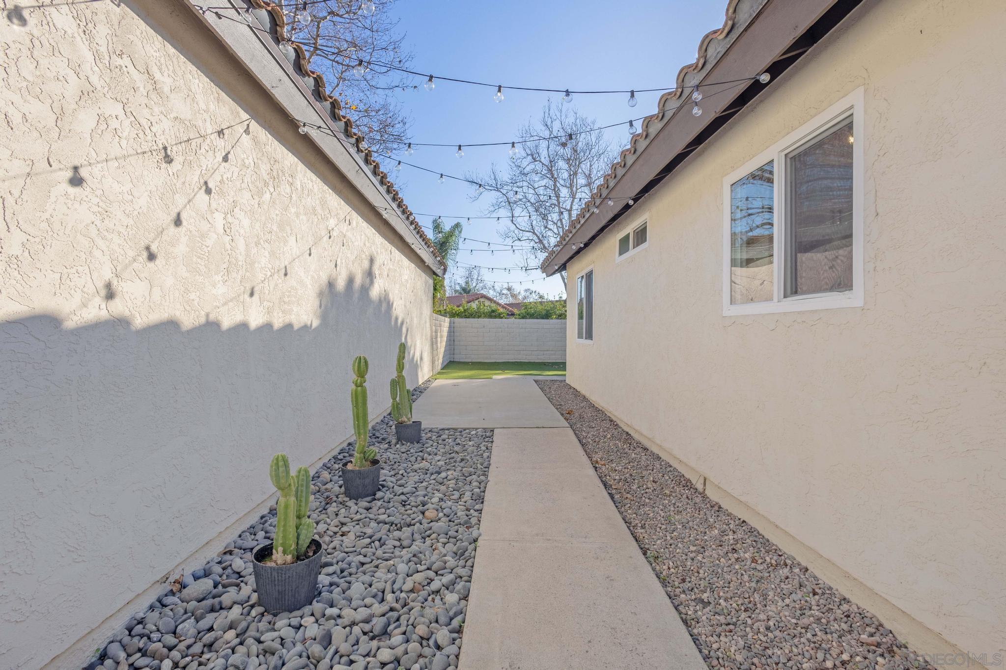 Detail Gallery Image 4 of 30 For 4733  Dalea Place, Oceanside,  CA 92057 - 2 Beds | 2 Baths