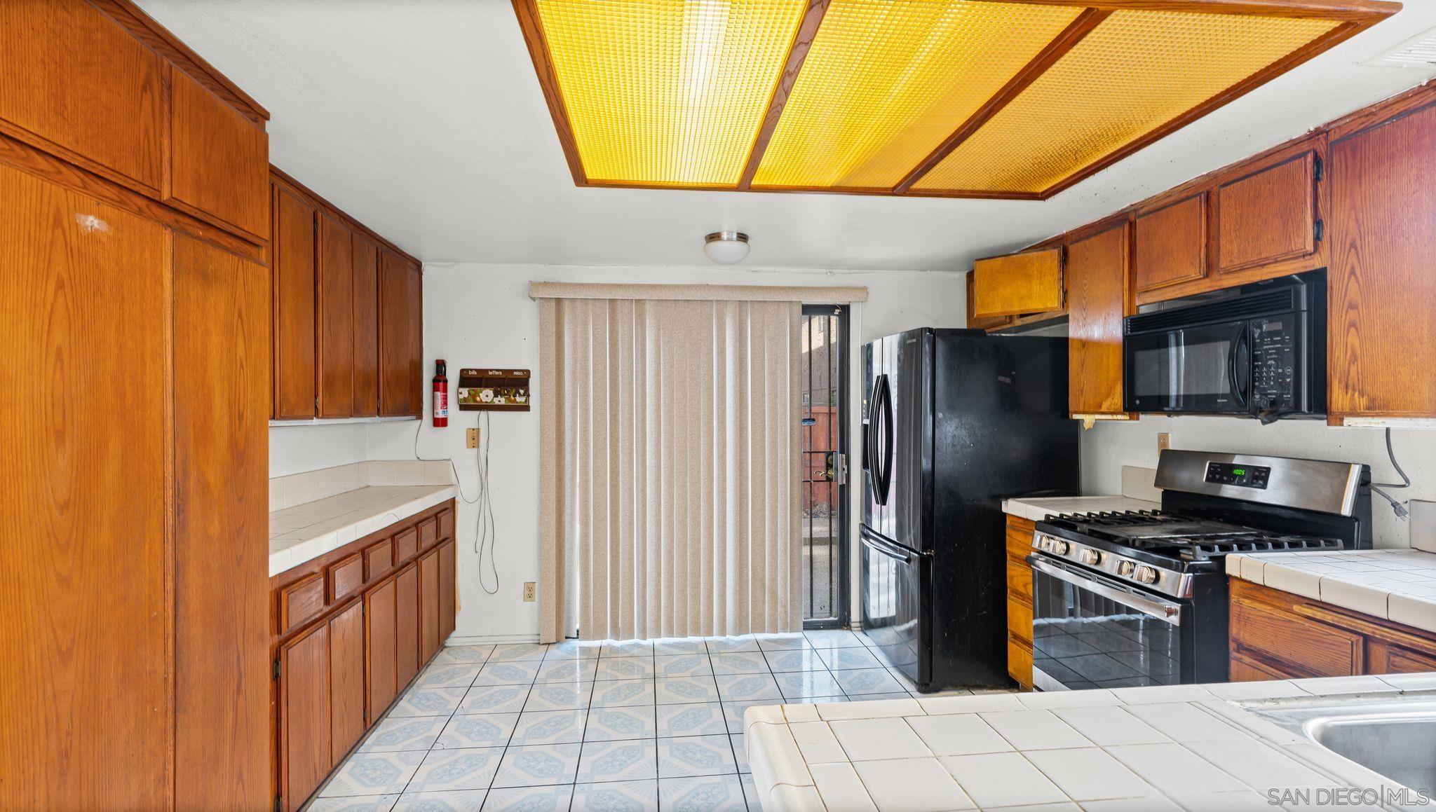 Detail Gallery Image 6 of 22 For 1534  Heirloom Ave, Perris,  CA 92571 - 4 Beds | 2/1 Baths