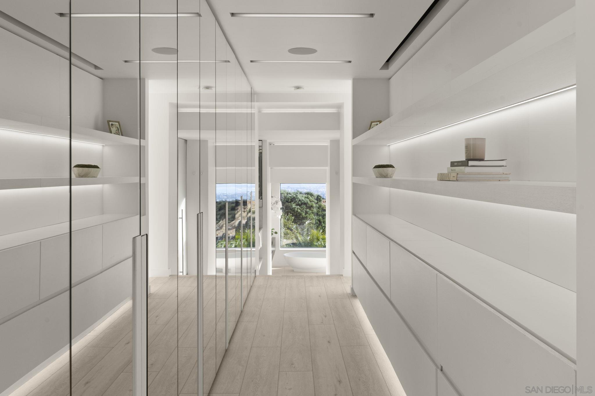 Detail Gallery Image 14 of 28 For 5811  Box Canyon Rd, La Jolla,  CA 92037 - 5 Beds | 4 Baths