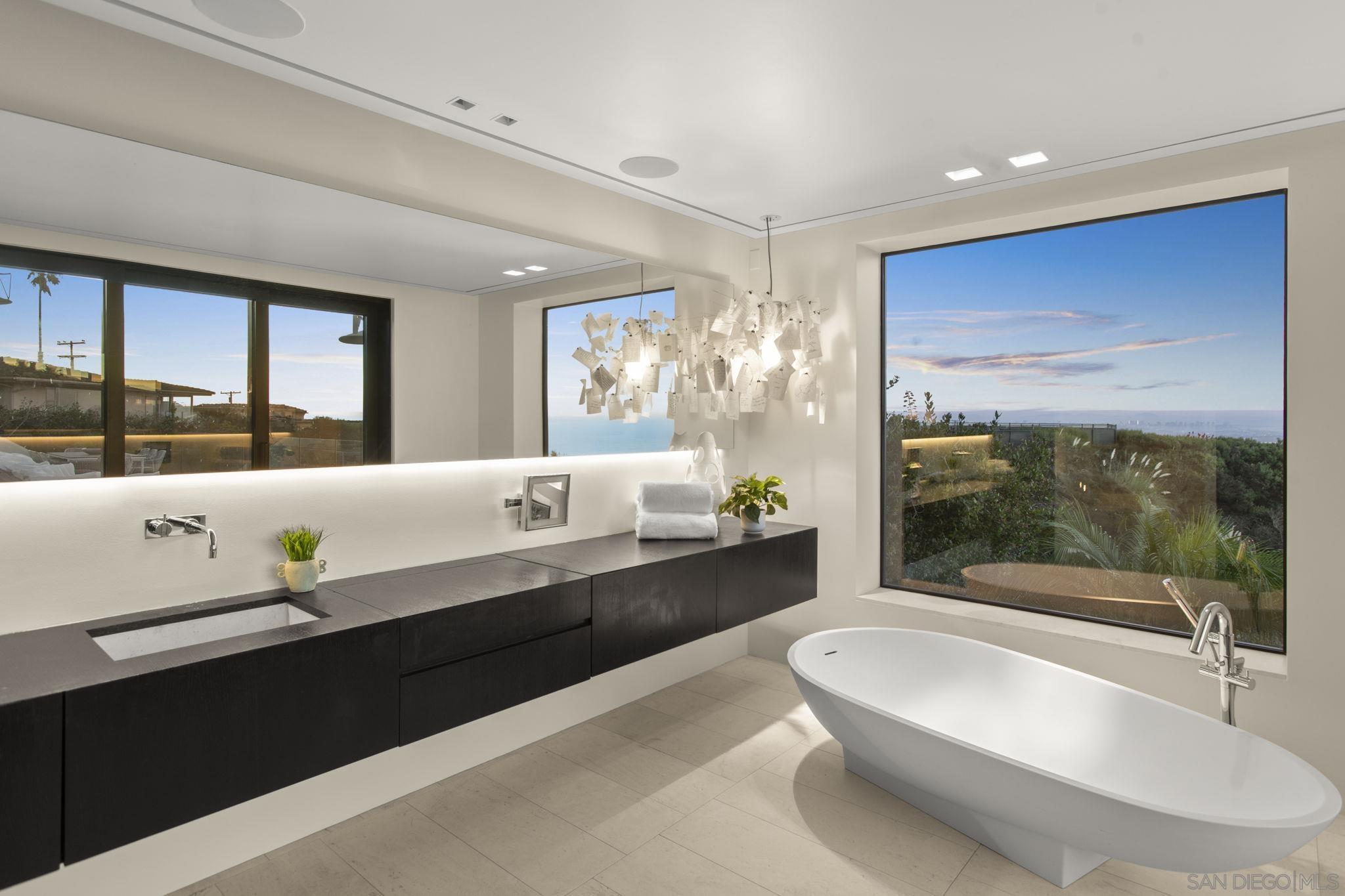 Detail Gallery Image 15 of 28 For 5811  Box Canyon Rd, La Jolla,  CA 92037 - 5 Beds | 4 Baths