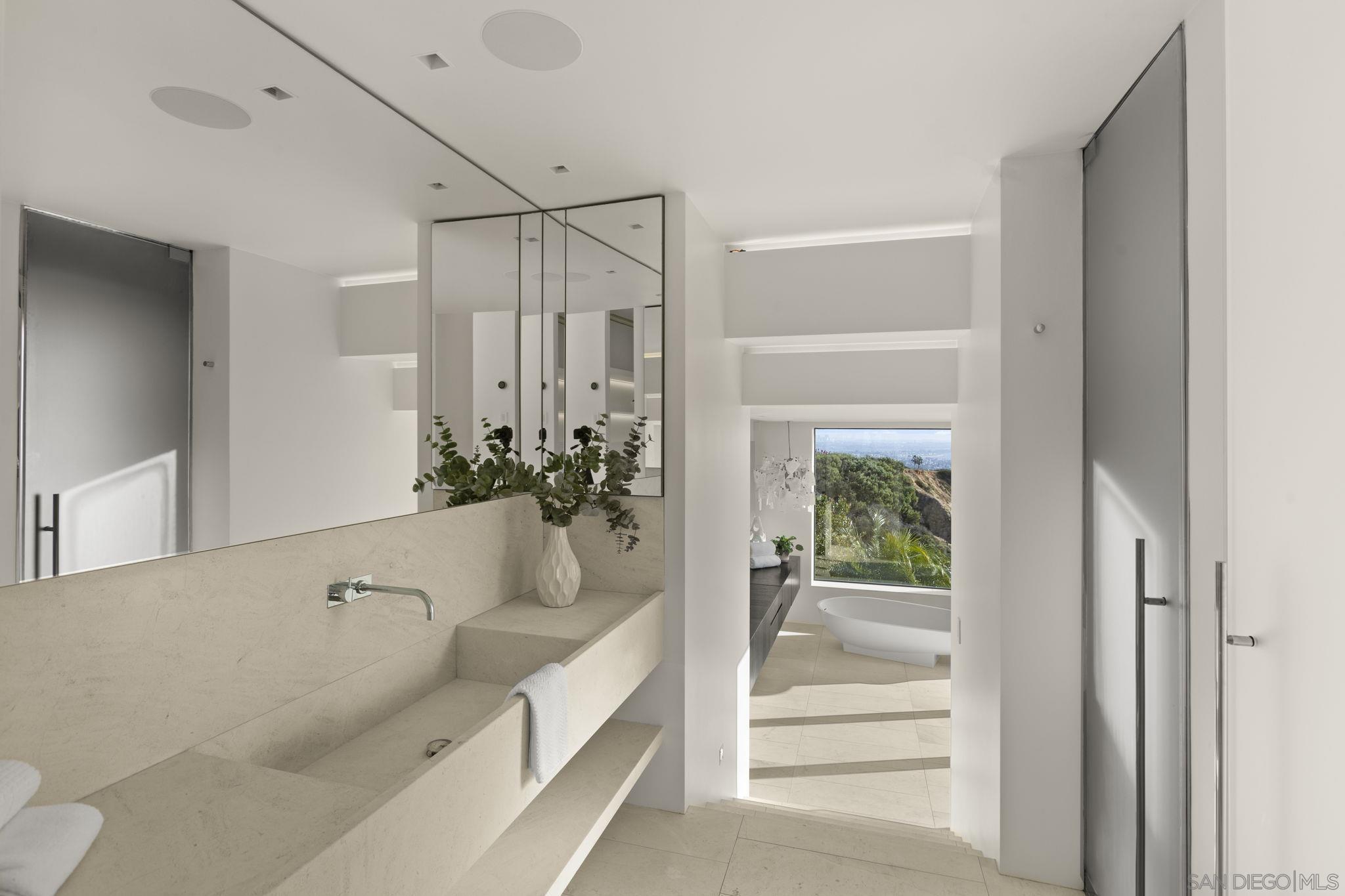 Detail Gallery Image 16 of 28 For 5811  Box Canyon Rd, La Jolla,  CA 92037 - 5 Beds | 4 Baths